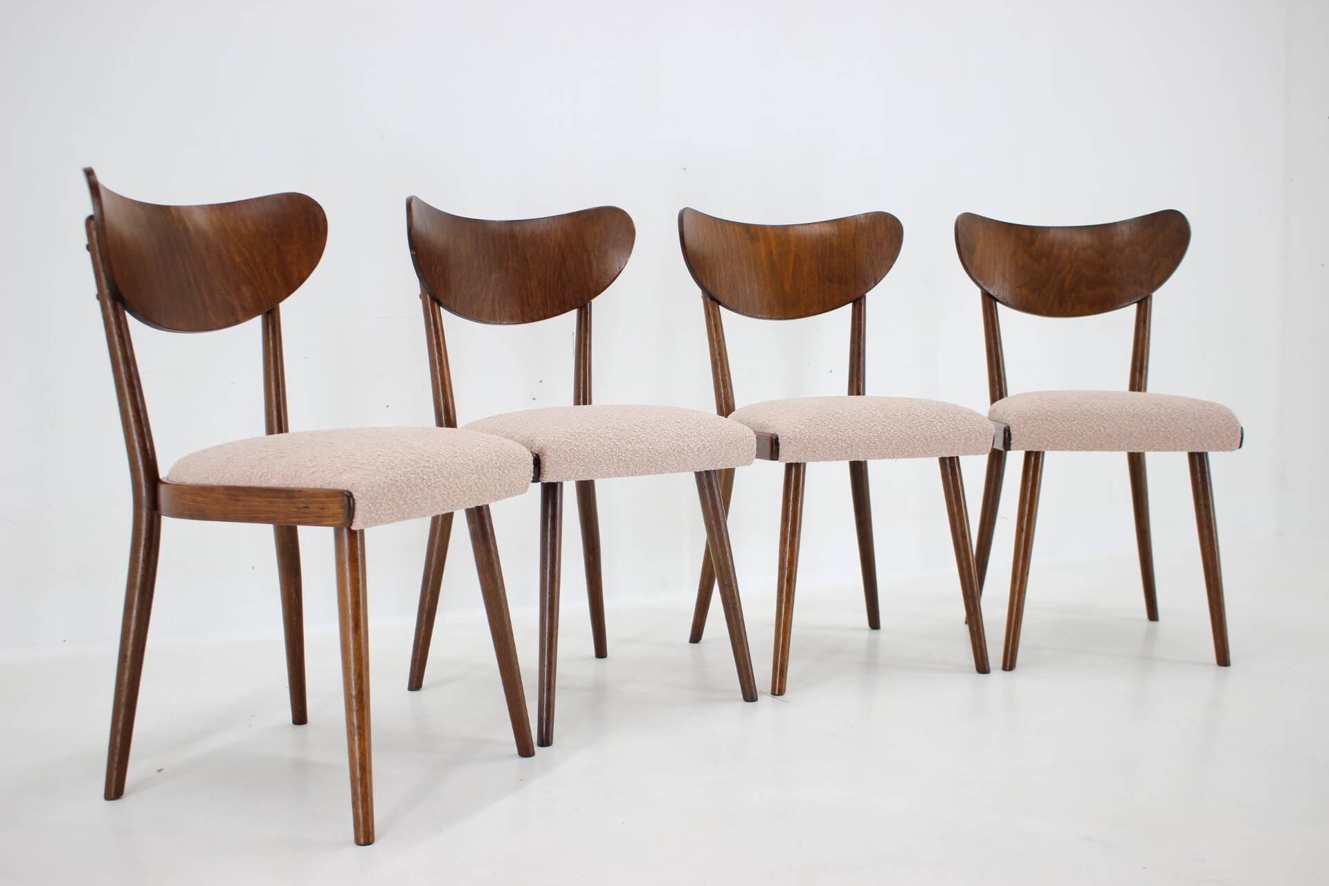 Ensemble de quatre chaises de salle à manger en hêtre restaurées des années 1950, Tchécoslovaquie