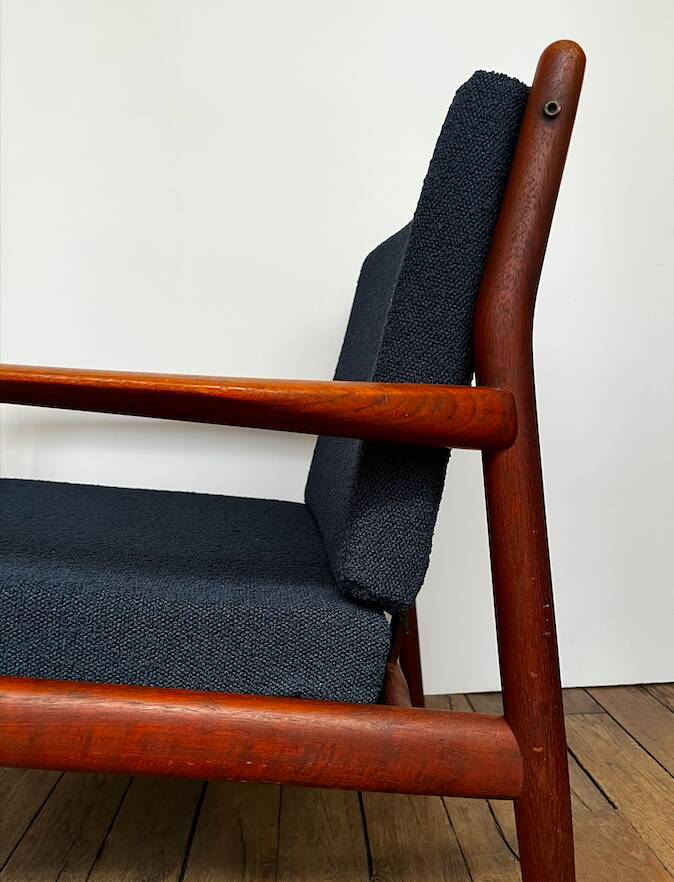 Fauteuil danois en teck et bouclette bleu