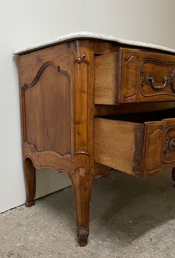 Commode sauteuse en merisier de la fin du  XVIII ème