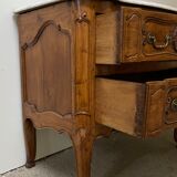 Commode sauteuse en merisier de la fin du  XVIII ème