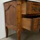 Commode sauteuse en merisier de la fin du  XVIII ème