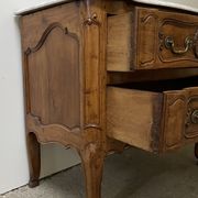 Commode sauteuse en merisier de la fin du  XVIII ème