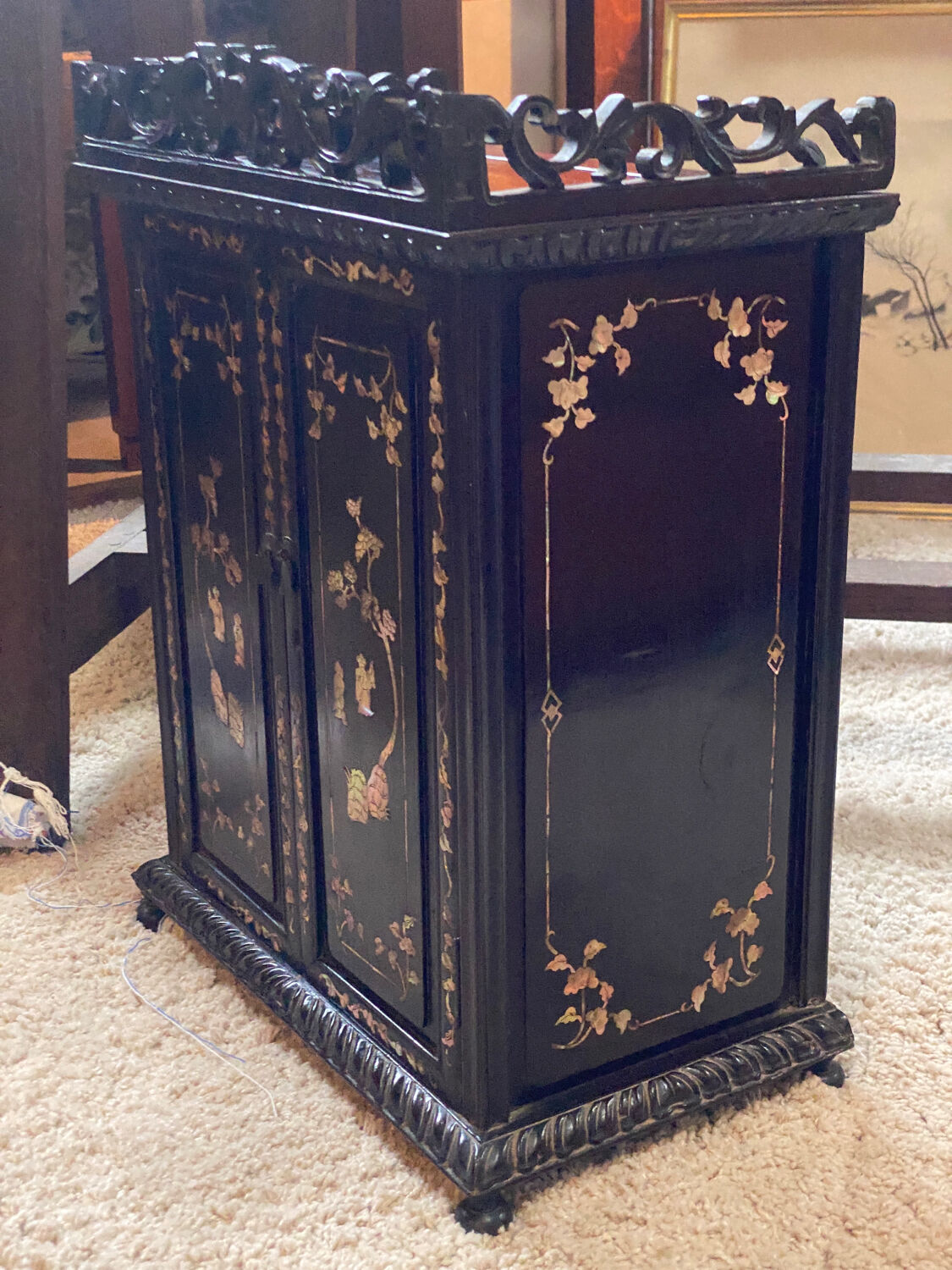 Small Asian cabinet with mother-of-pearl marquetry