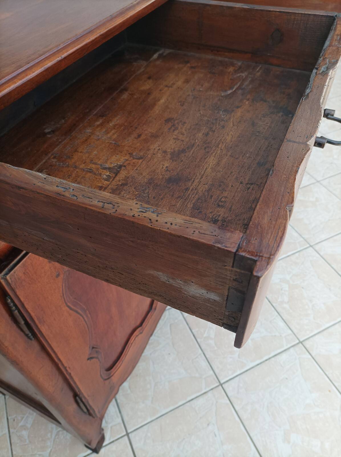 Louis XV walnut buffet from the 18th century.