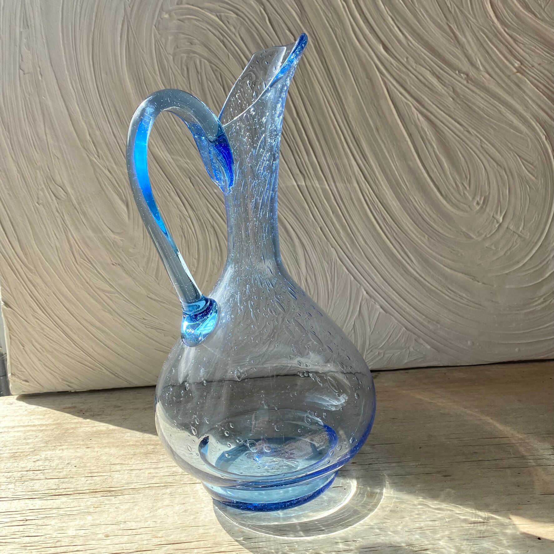 Pichet en verre soufflé bleu 30 cm