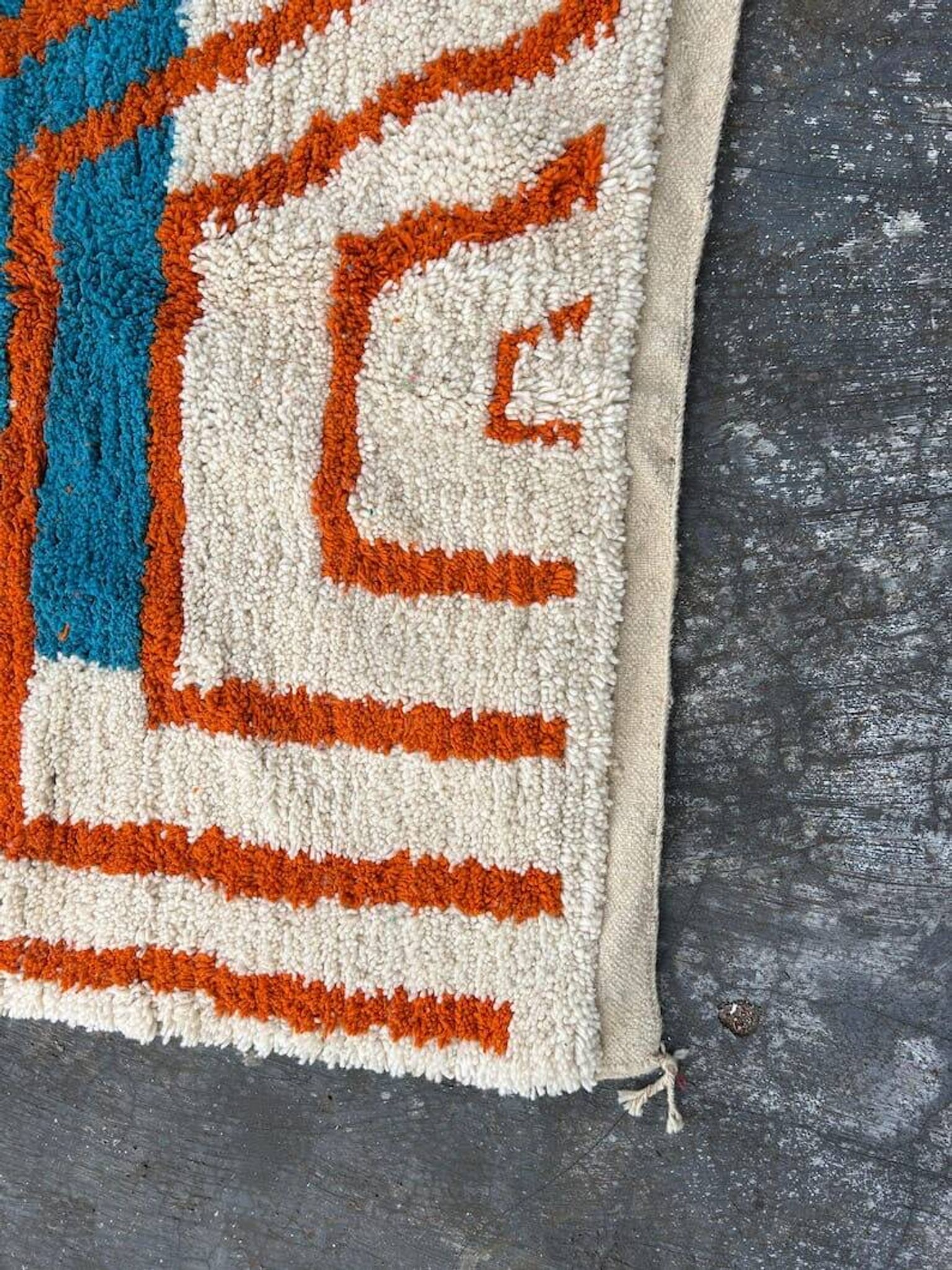 Tapis berbère beni ouraine à motifs colorés taille 150 x 250 cm