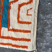 Tapis berbère beni ouraine à motifs colorés taille 150 x 250 cm