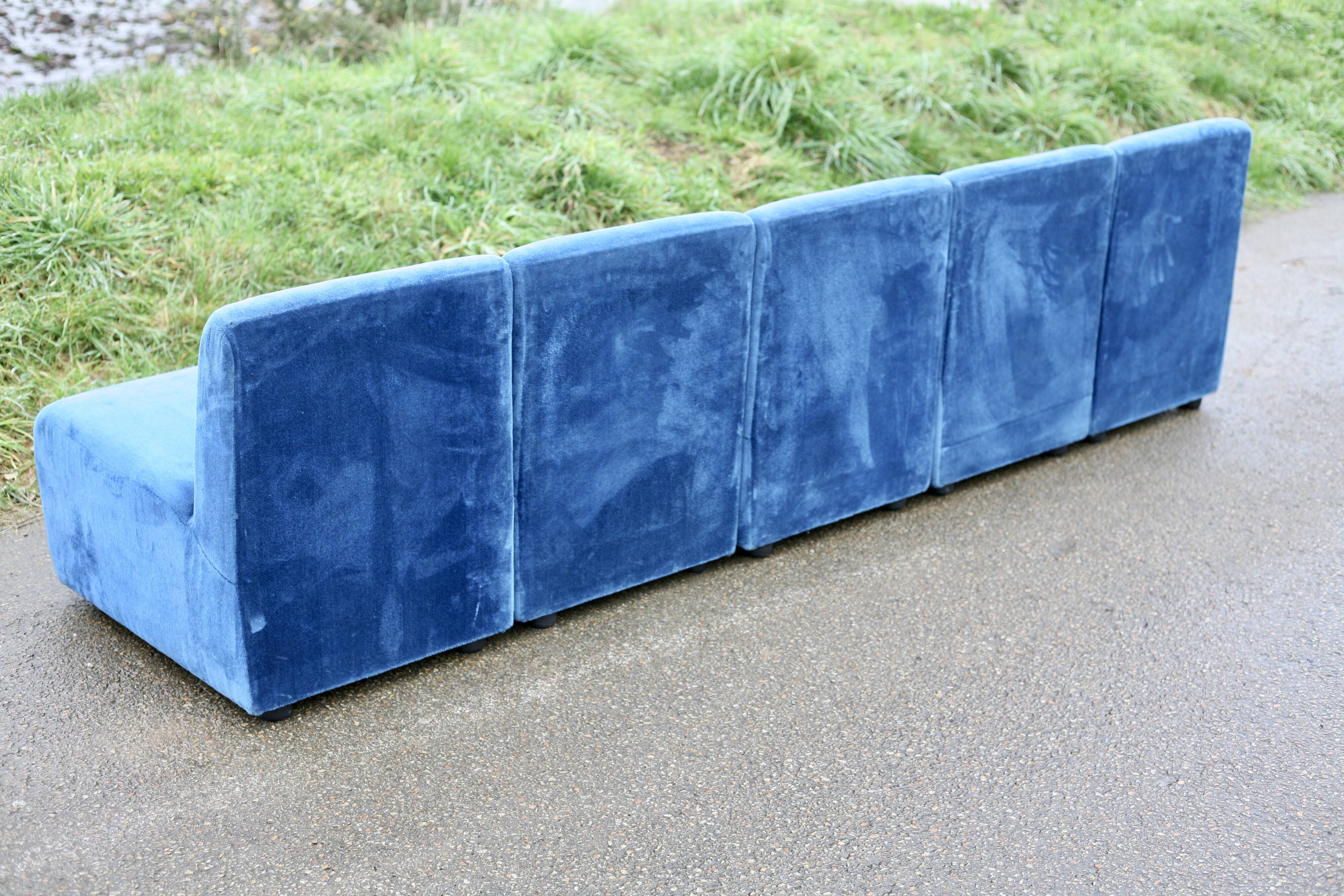Canapé modulable composé de 5 chauffeuses en velours bleu, circa 1980