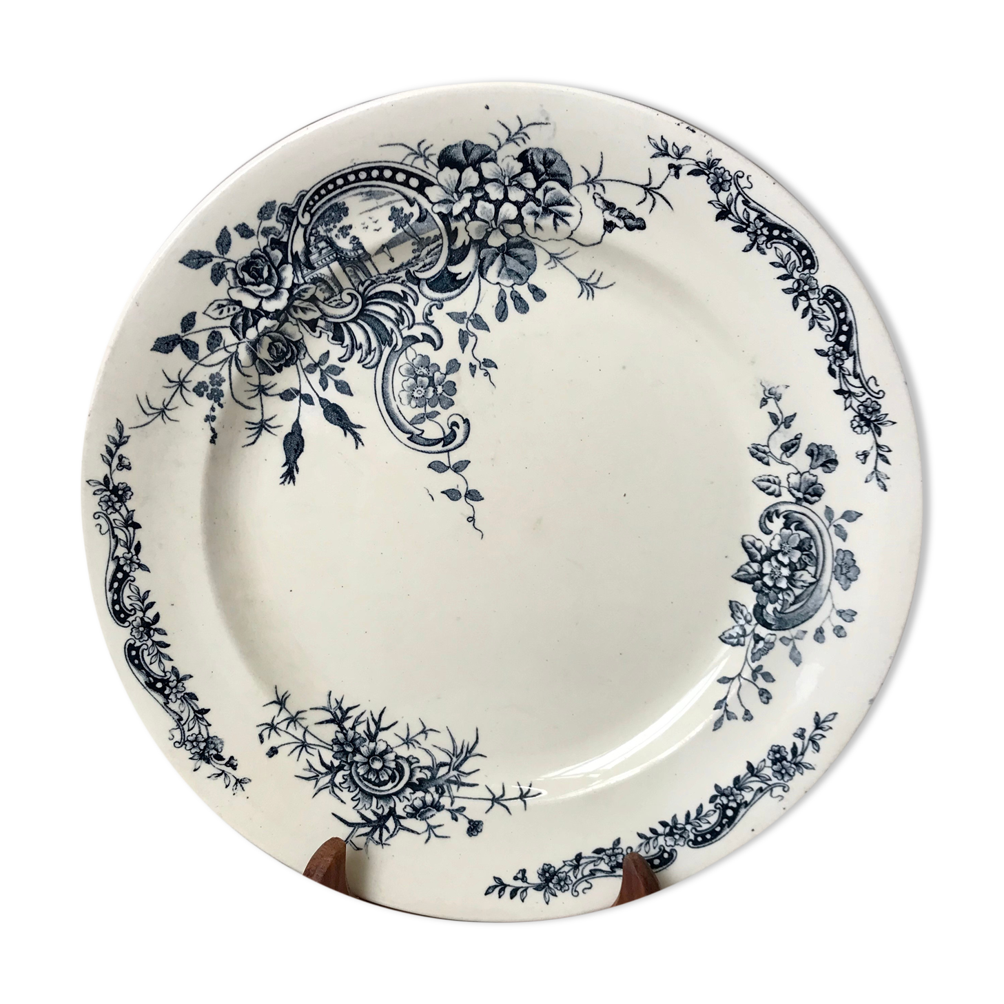 Round plate Iron Earth Salins model "Rocailles" late nineteenth