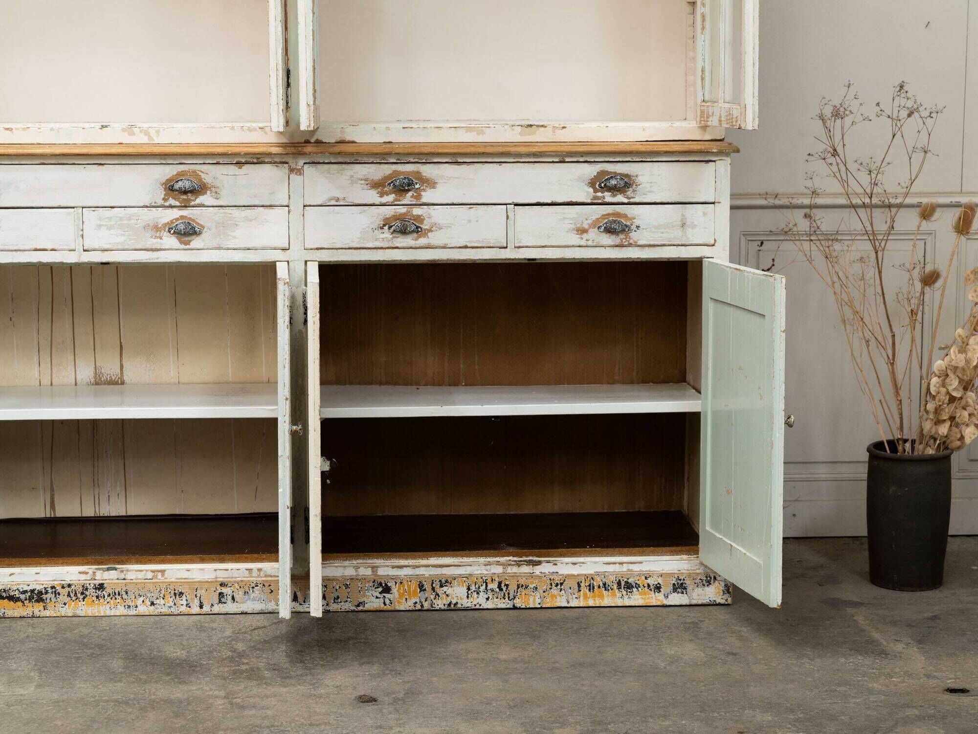 Very large antique pine dresser, 1950, beautiful original patina.