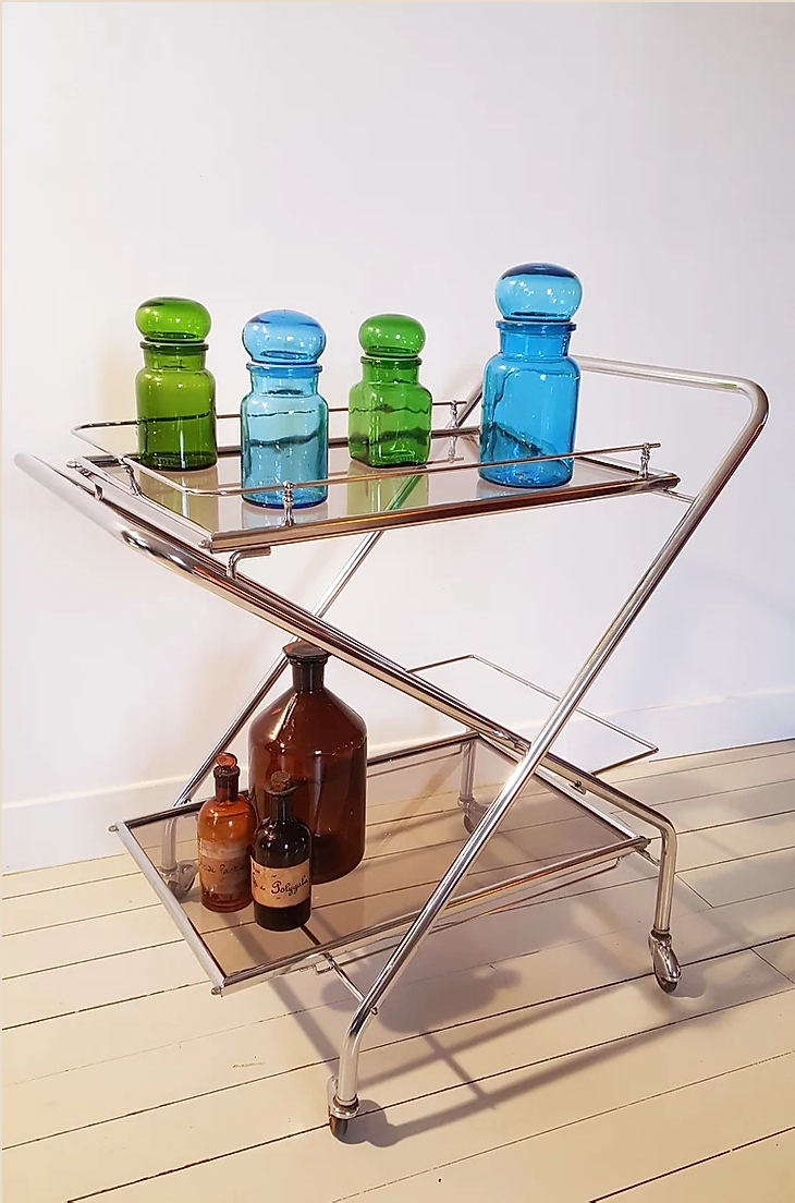 Vintage dessert with foldable wheels