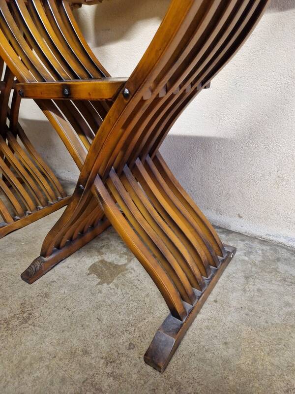 Pair of curule chairs known as Savonarole chairs - In carved wood