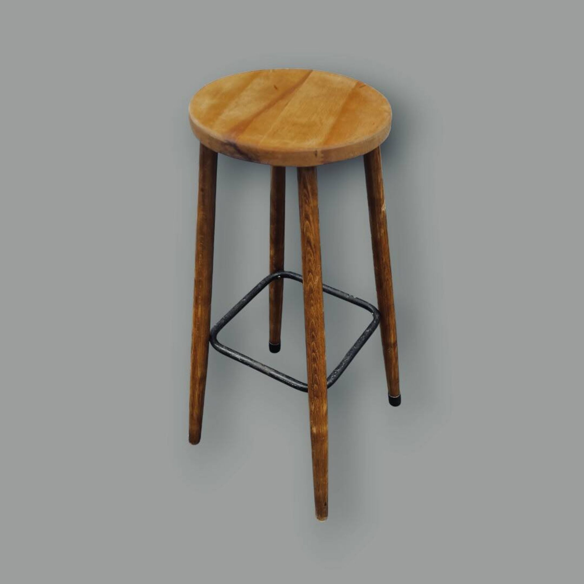 Ancien tabouret de bar en bois et métal – design sobre et authentique