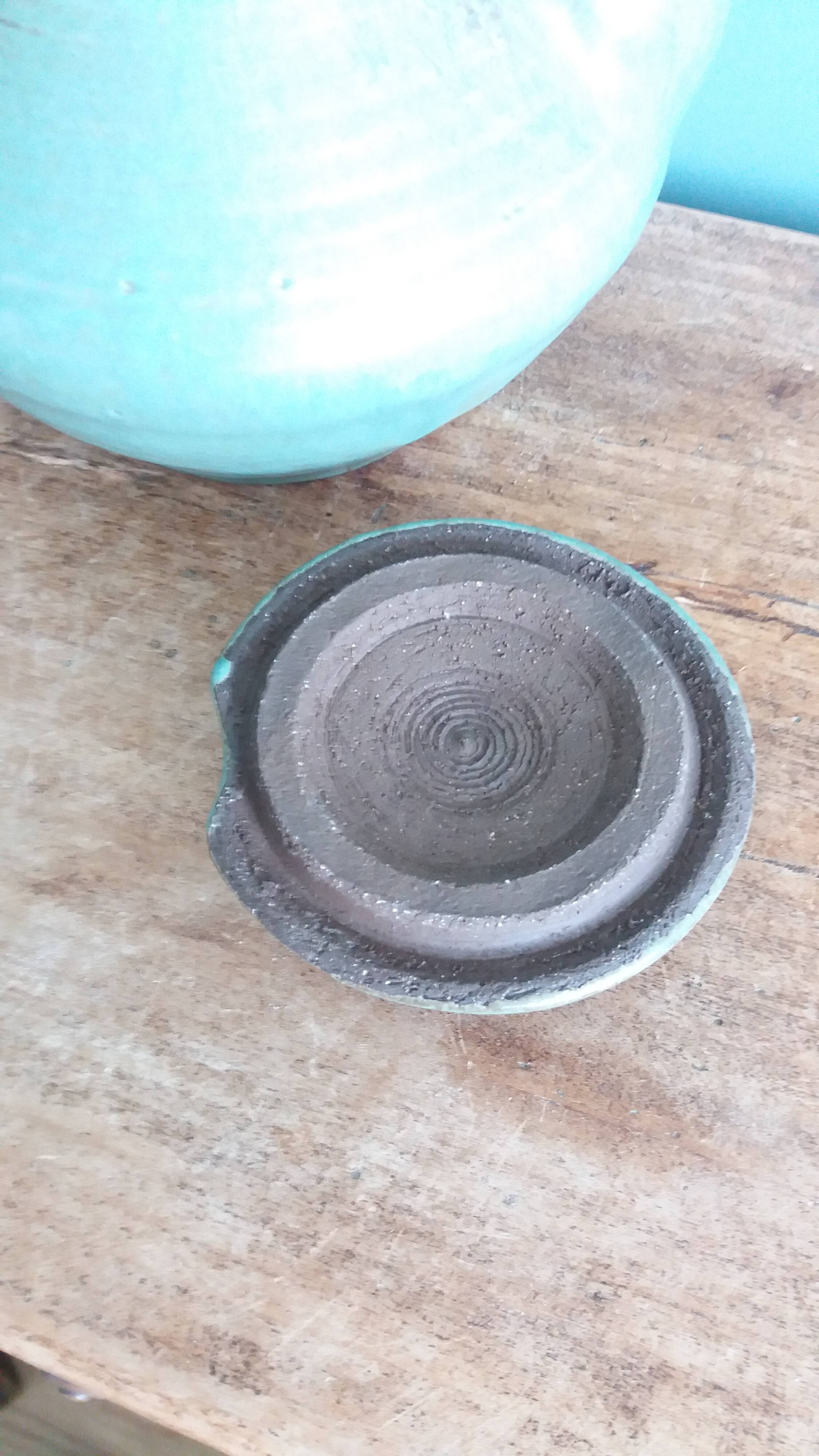 Théière artisanale en grès chamotté émaillé vert de gris signée