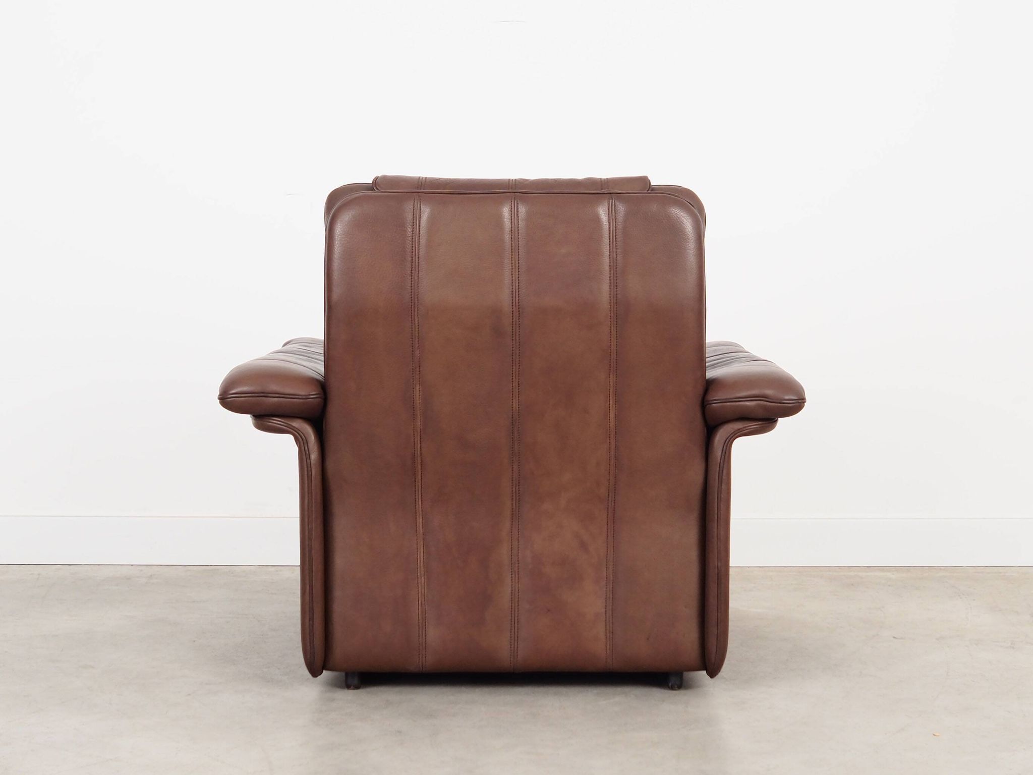 Fauteuil en cuir marron, design suisse, années 1970, fabrication : De Sede