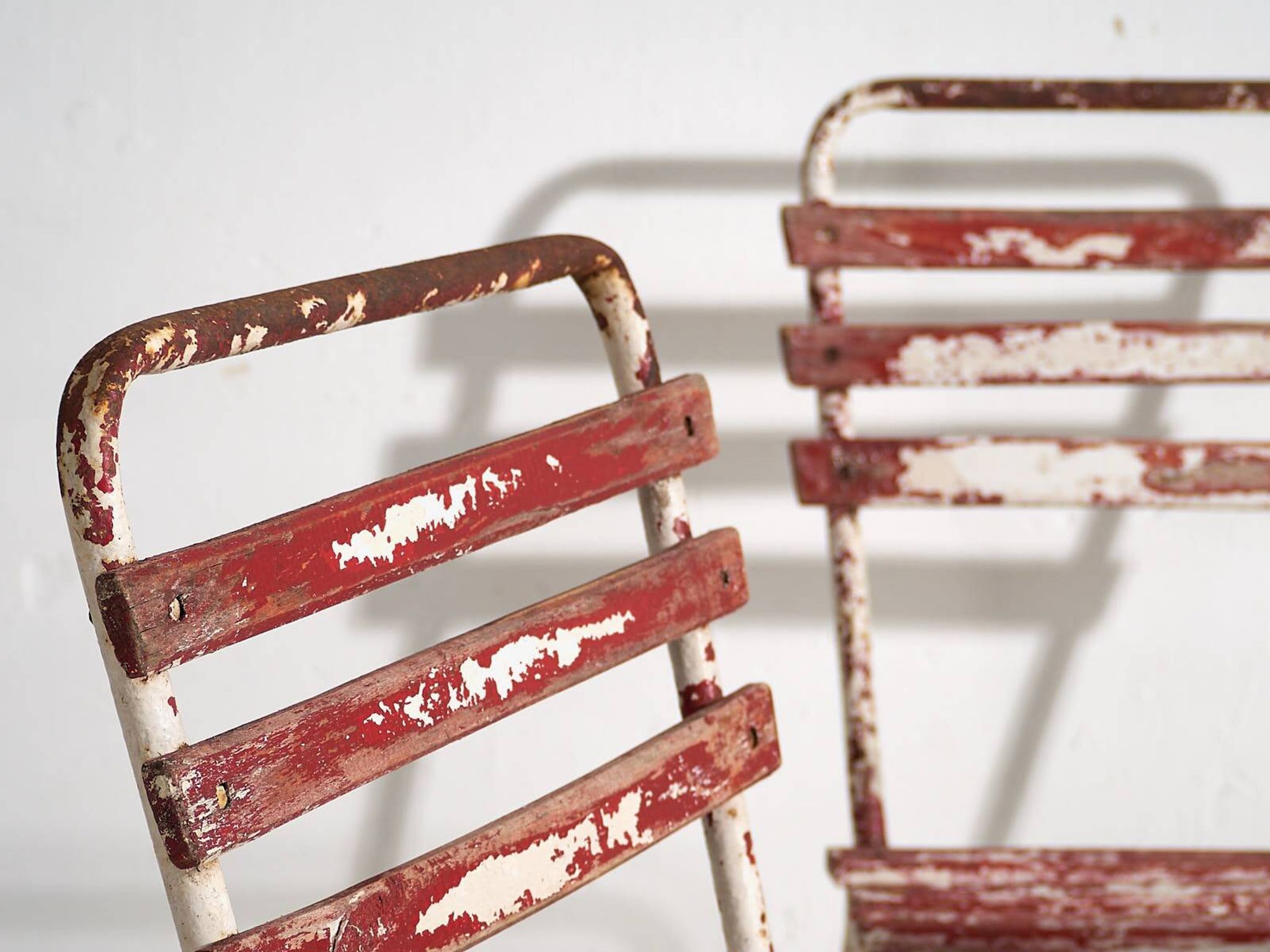 Anciennes chaises de terrasse rouges et blanches (vers 1920). Ensemble de 4 pièces