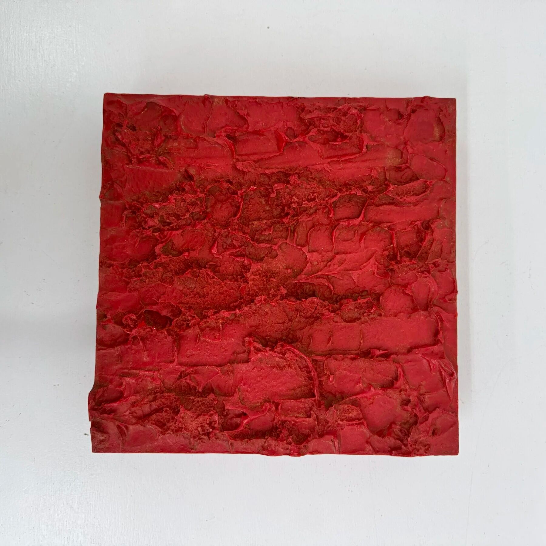 Lampe murale sculpturale rouge design Uwe Mersch des années 1970.