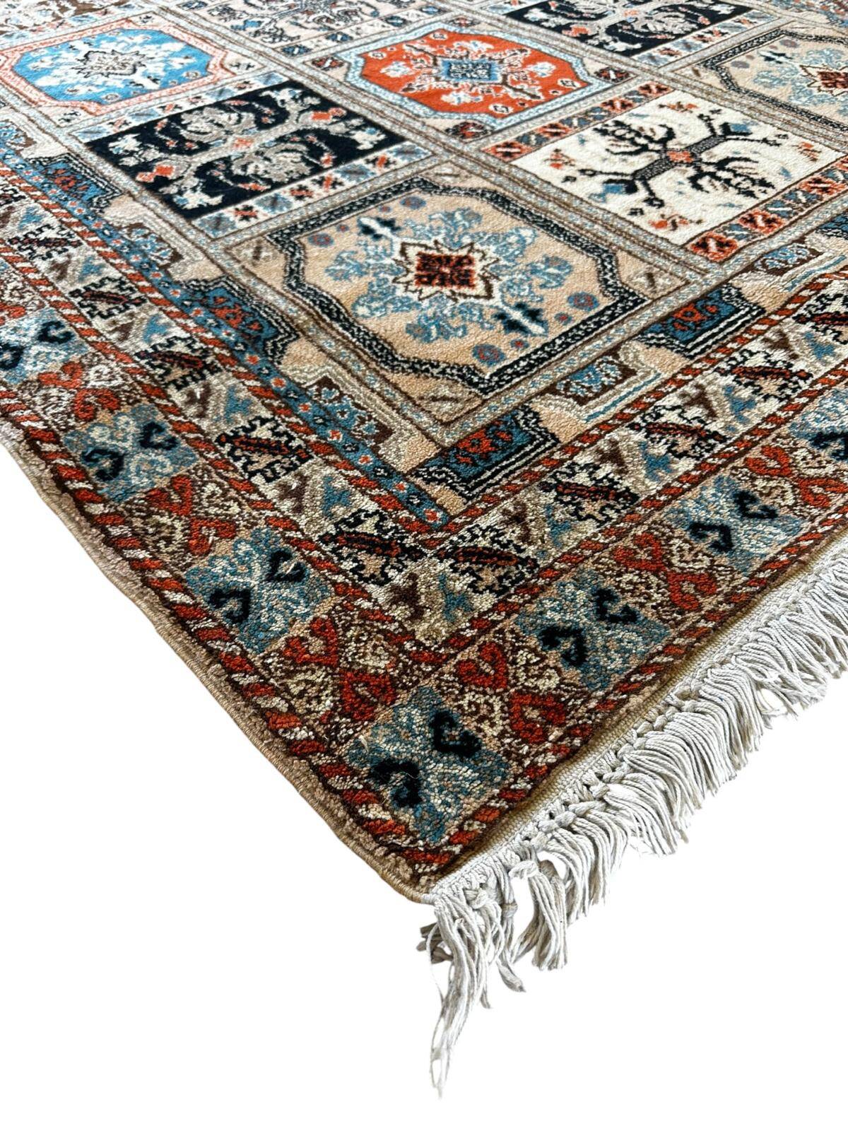 Moroccan rug made of pure wool and handmade, 220cm x 150cm.