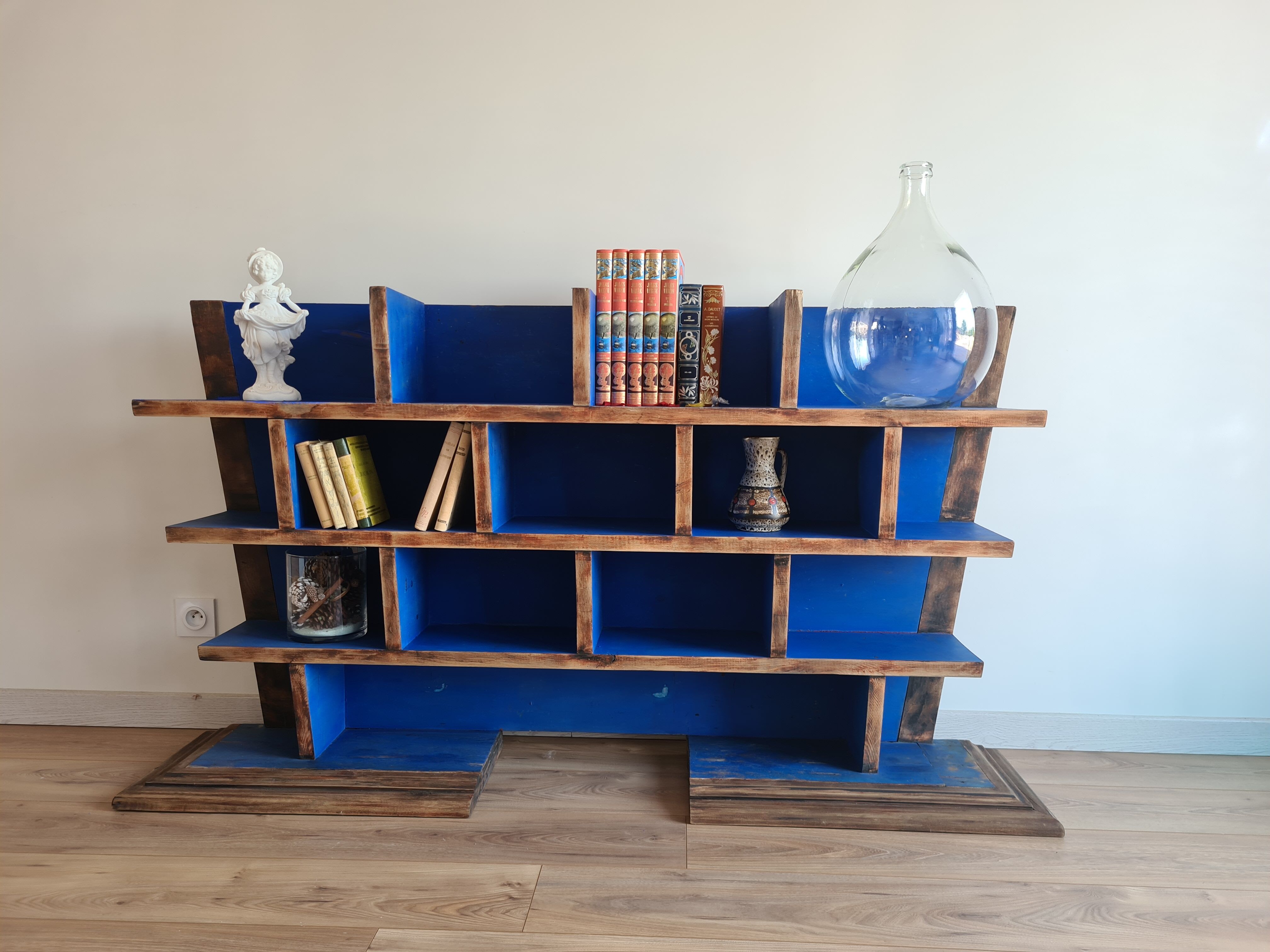 Trapezoidal shelf with solid wood art deco lockers