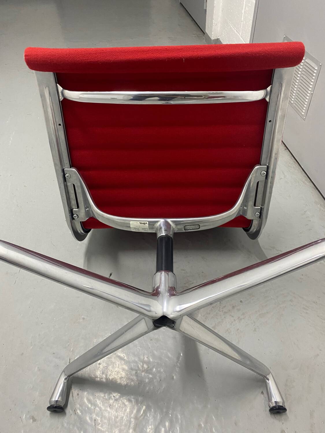 Eames aluminum office chair with swivel group Vitra