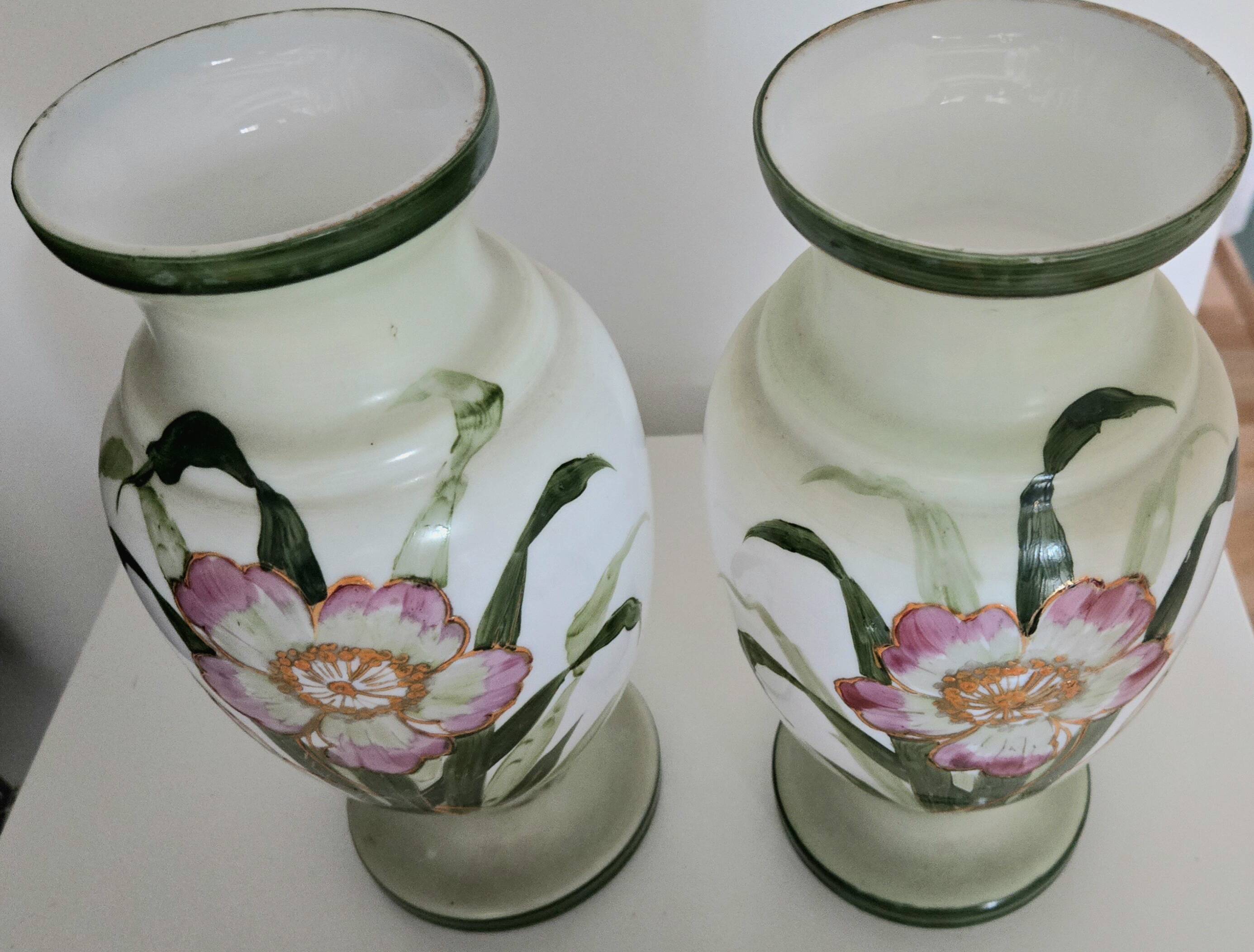 Opaline vase from the Napoléon III period.