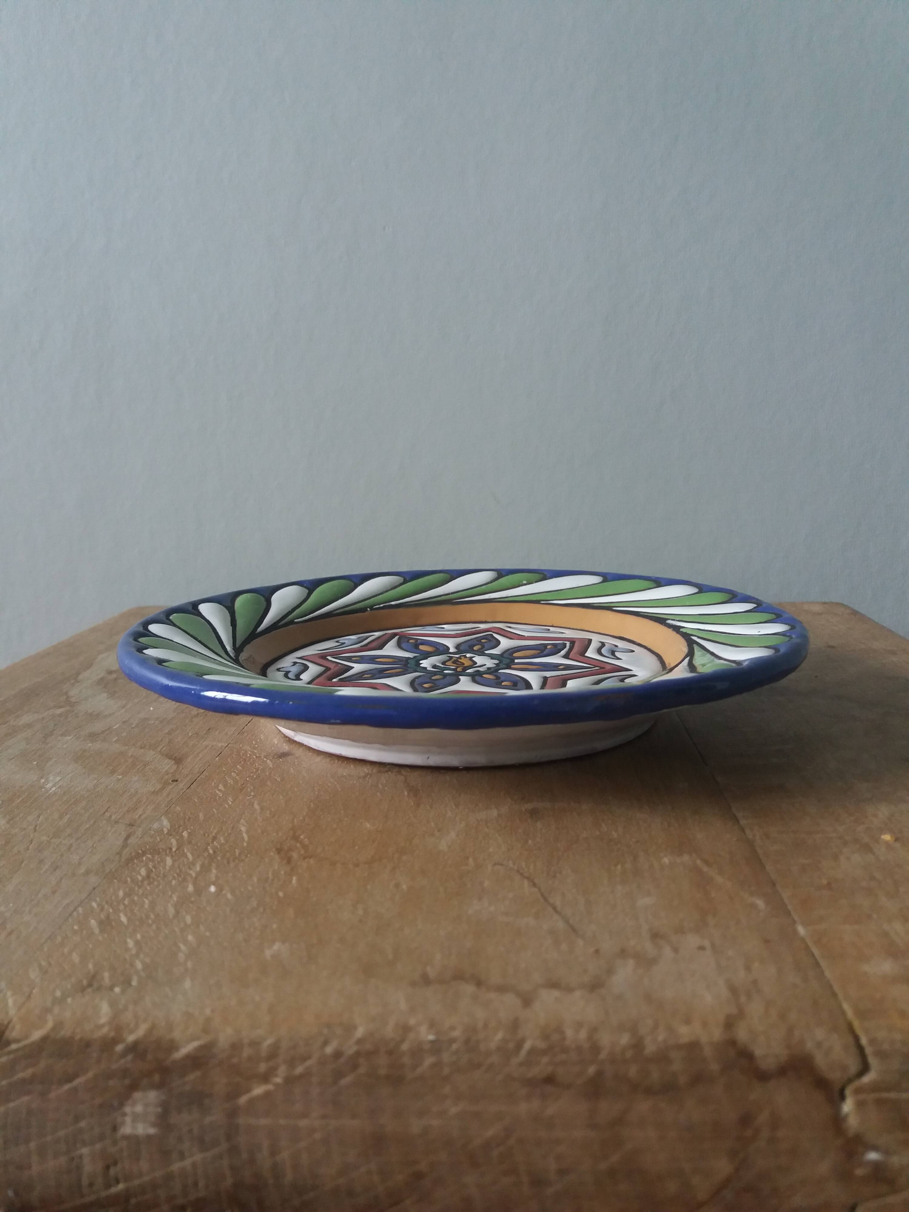 Decorative wall plate signed A. Alvarez