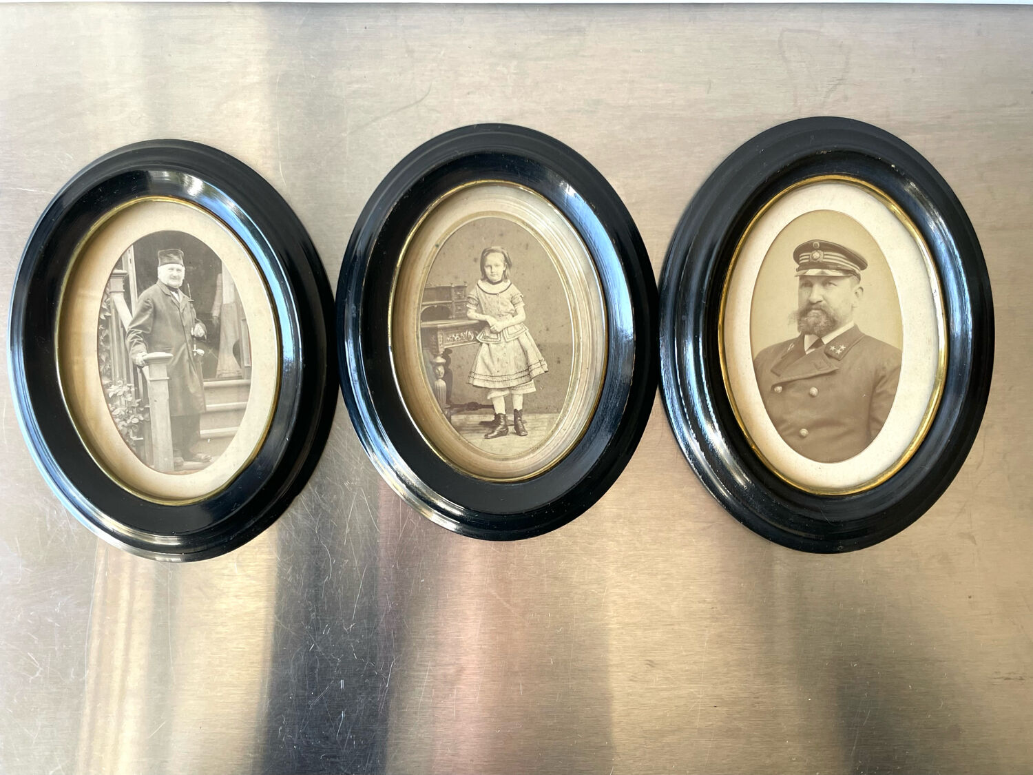 Set of 3 wooden oval picture frames