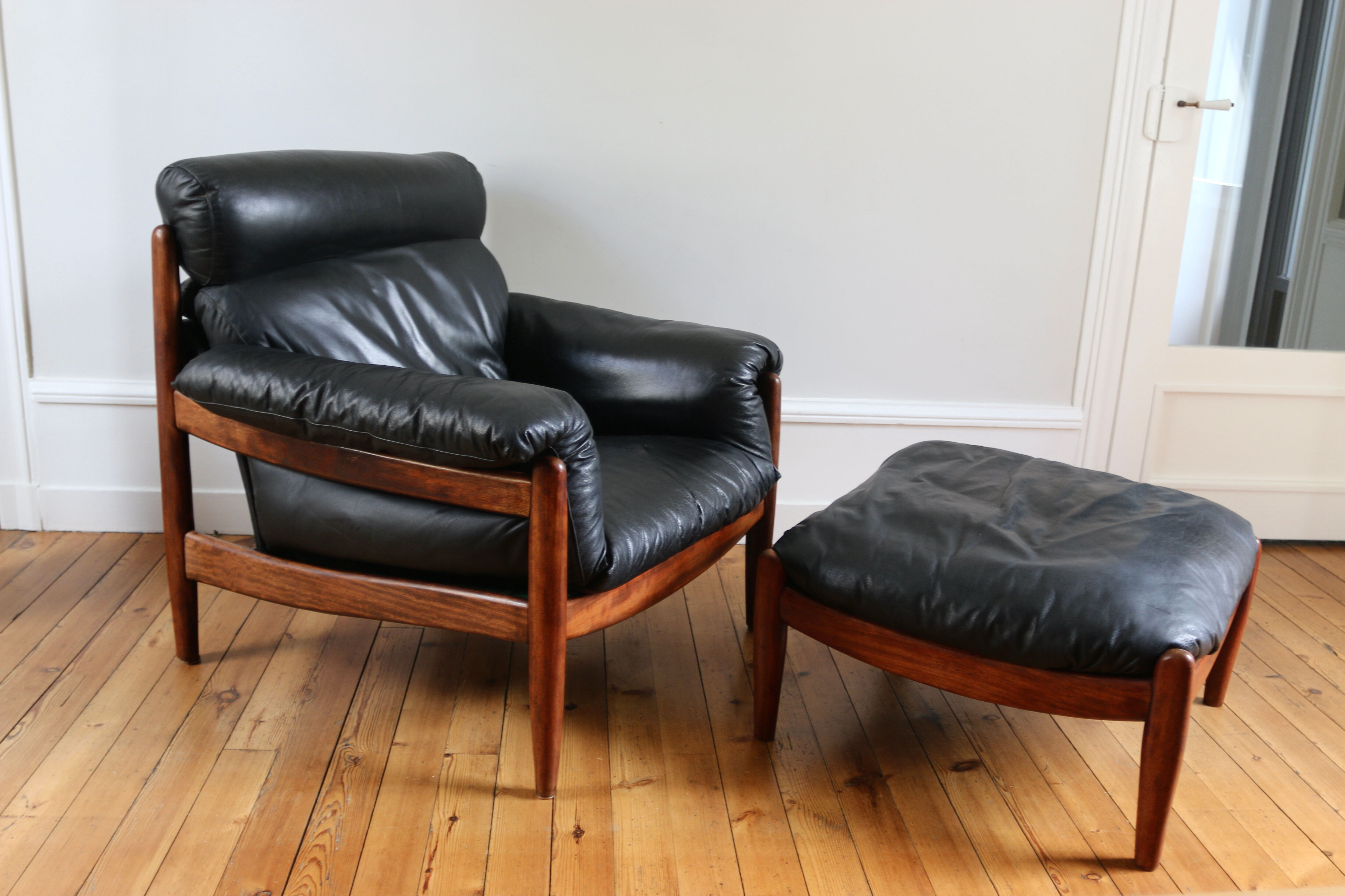 Fauteuil lounge et ottoman scandinave vintage cuir 1960