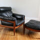 Fauteuil lounge et ottoman scandinave vintage cuir 1960