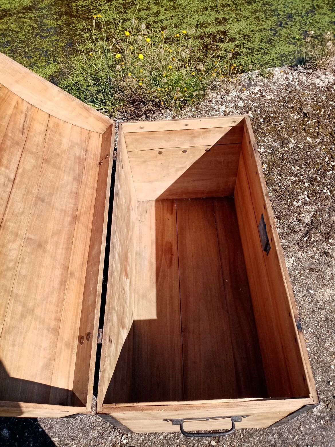 Old wooden trunk/trunk