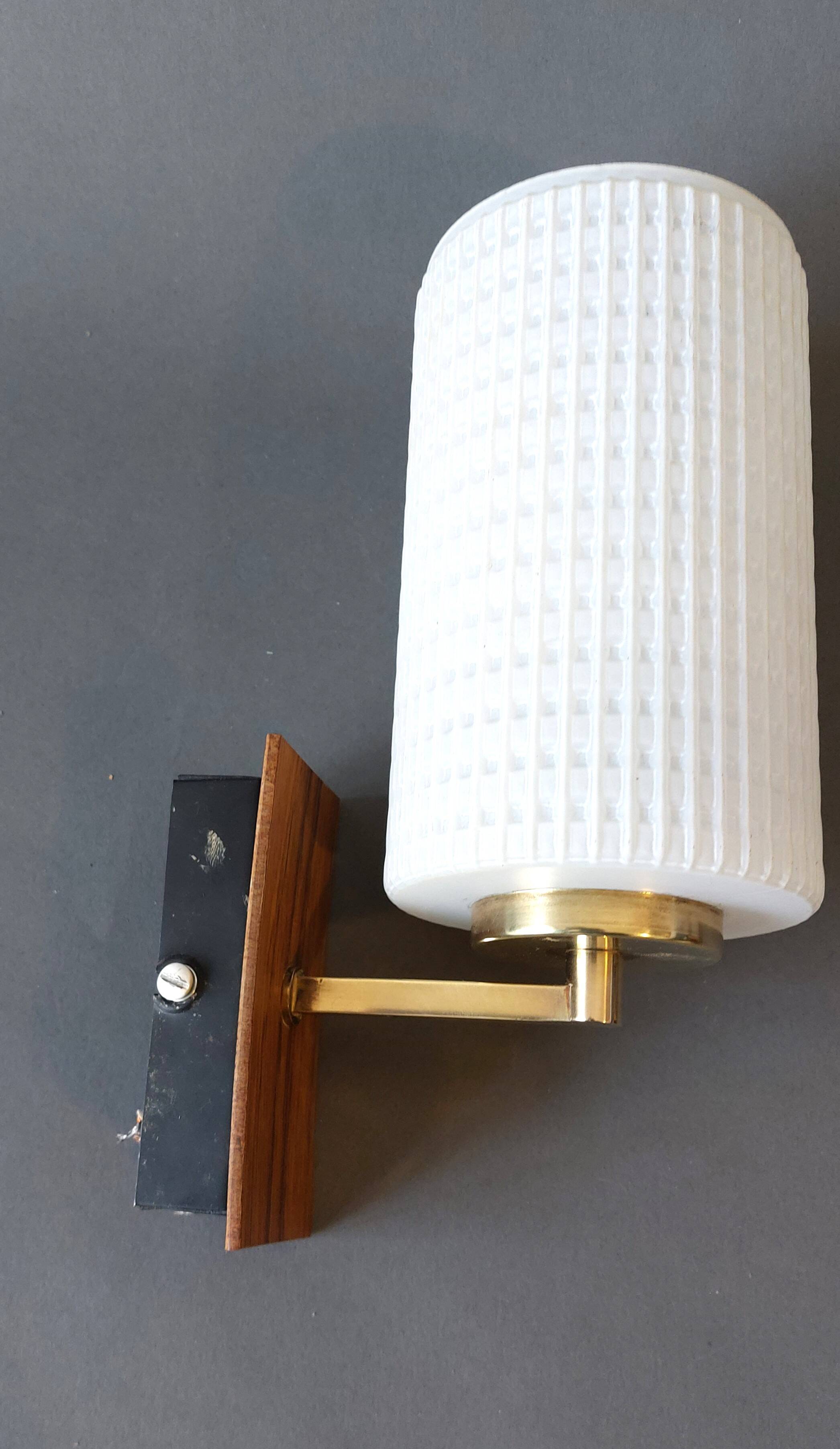 1960 wall light in gilded brass and rosewood.