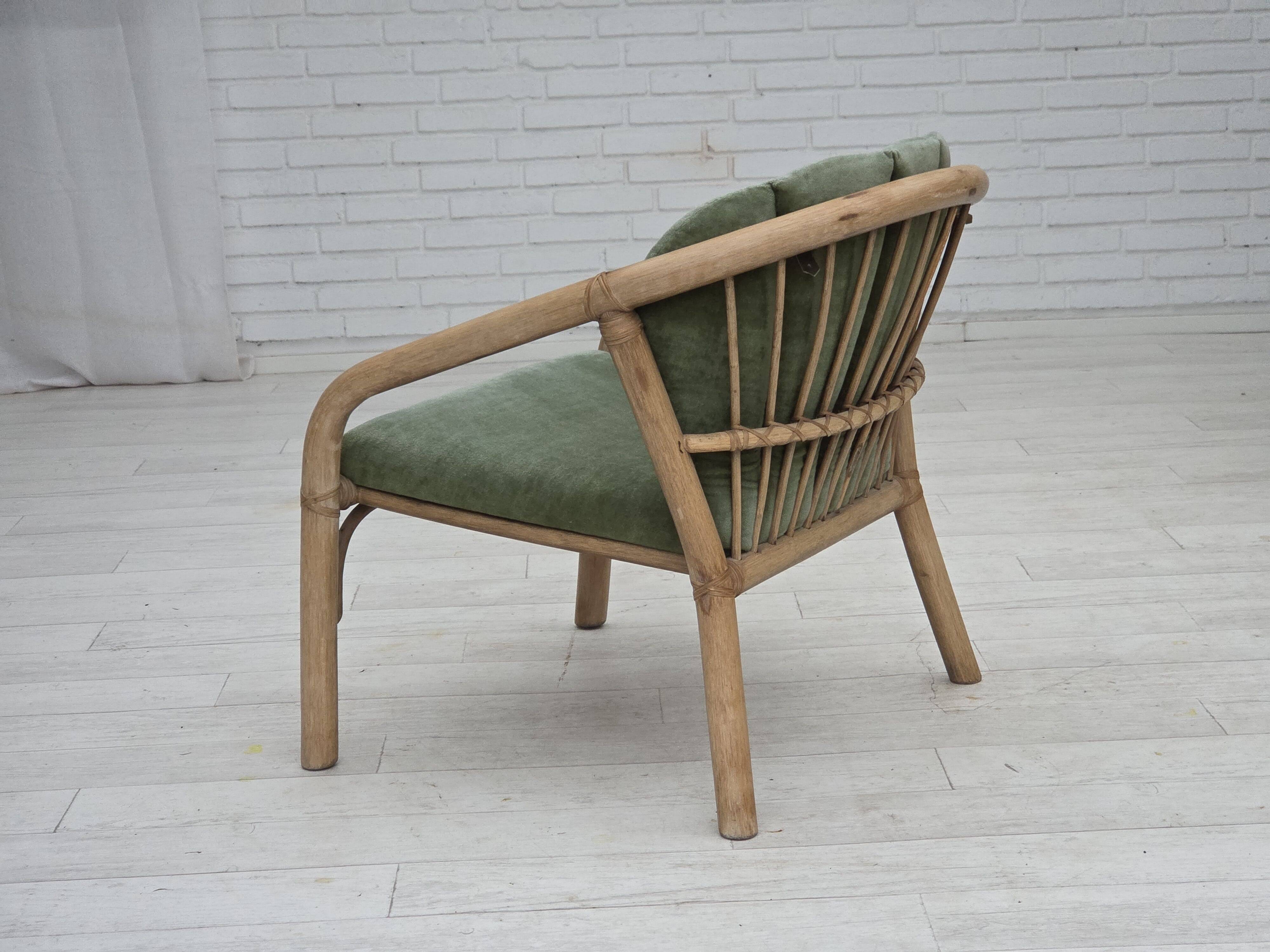 Années 1970, paire de fauteuils lounge scandinaves, mobilier en velours et rotin