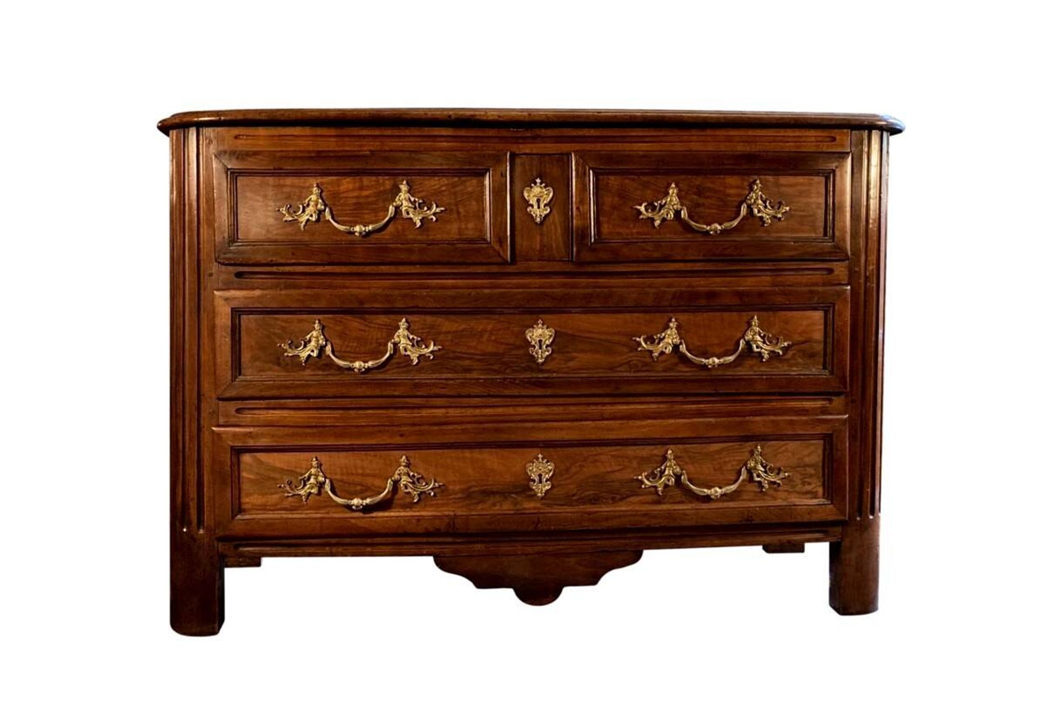 Commode en noyer Régence poignées aux chinois XVIIIe siècle