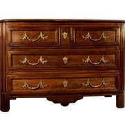 Commode en noyer Régence poignées aux chinois XVIIIe siècle