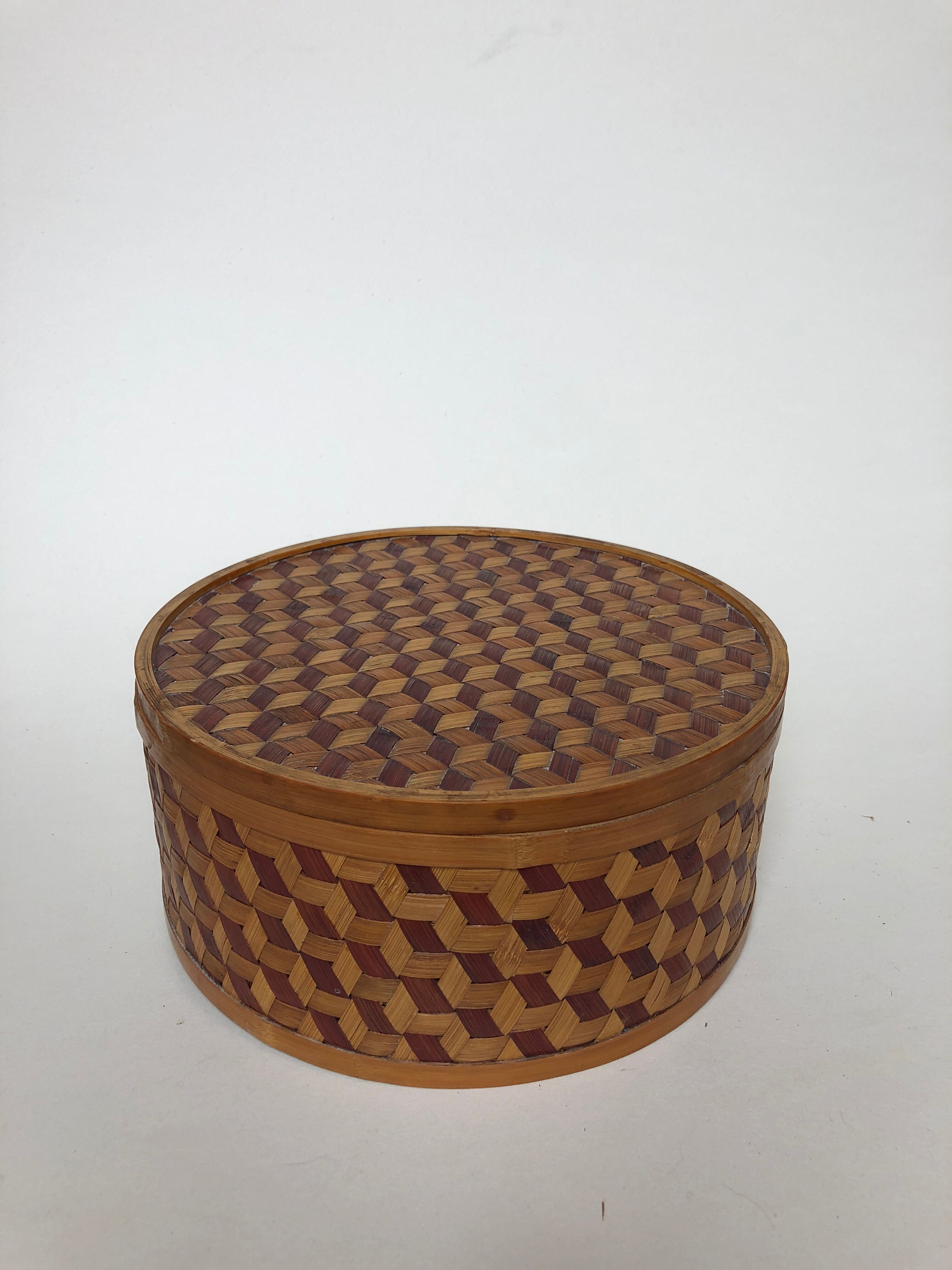 With lid rattan basket
