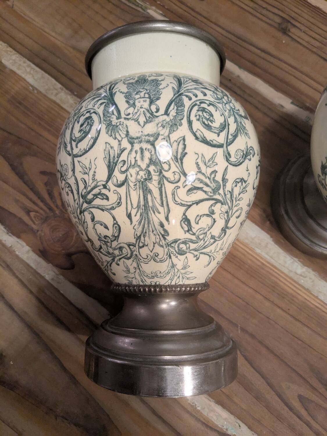 Set of 2 ceramic and metal flower pots