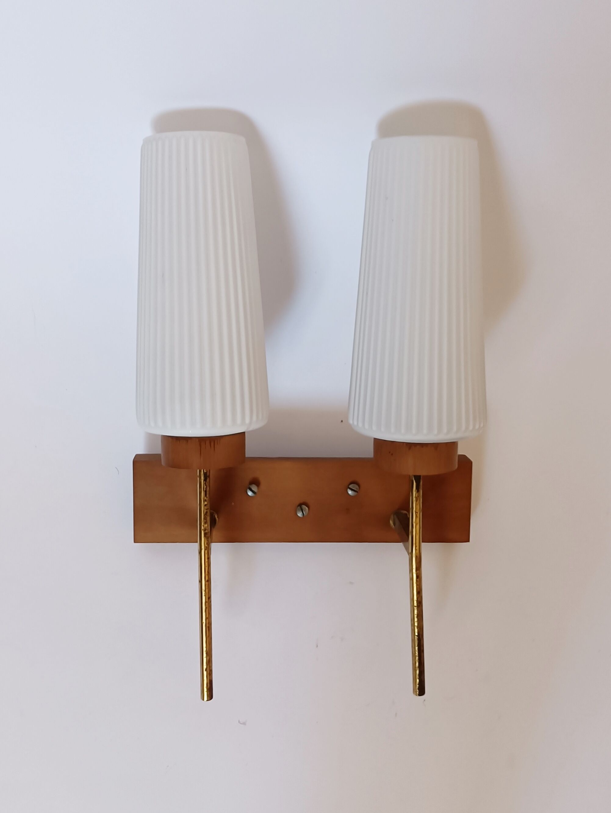 Applique à deux bras en  teck et laiton doré 1960