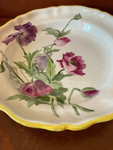 Plat en faience fin XVIIe début XIXe à décor de fleurs violettes