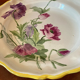 Plat en faience fin XVIIe début XIXe à décor de fleurs violettes