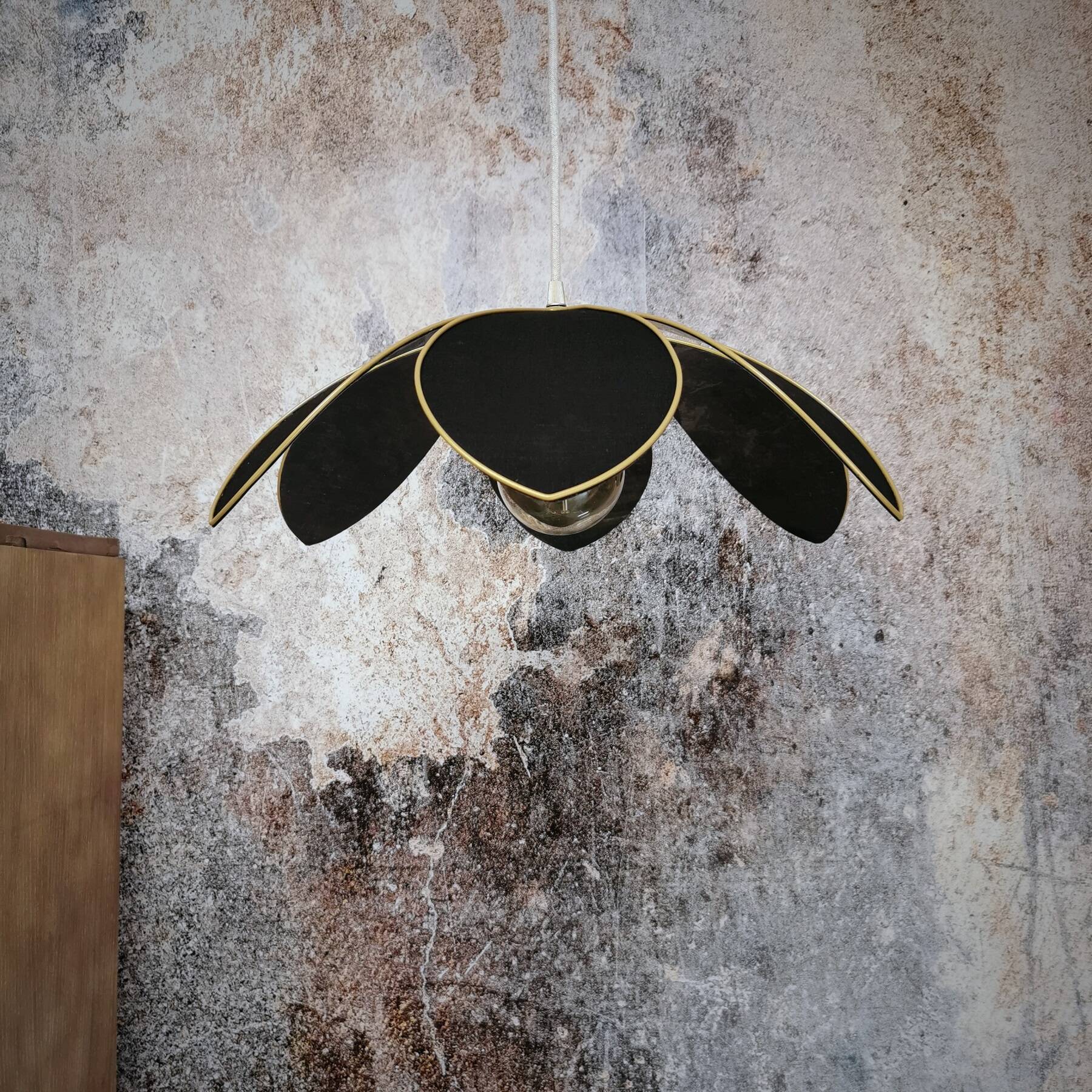 Flower suspension with metal structure and 6 black linen petals