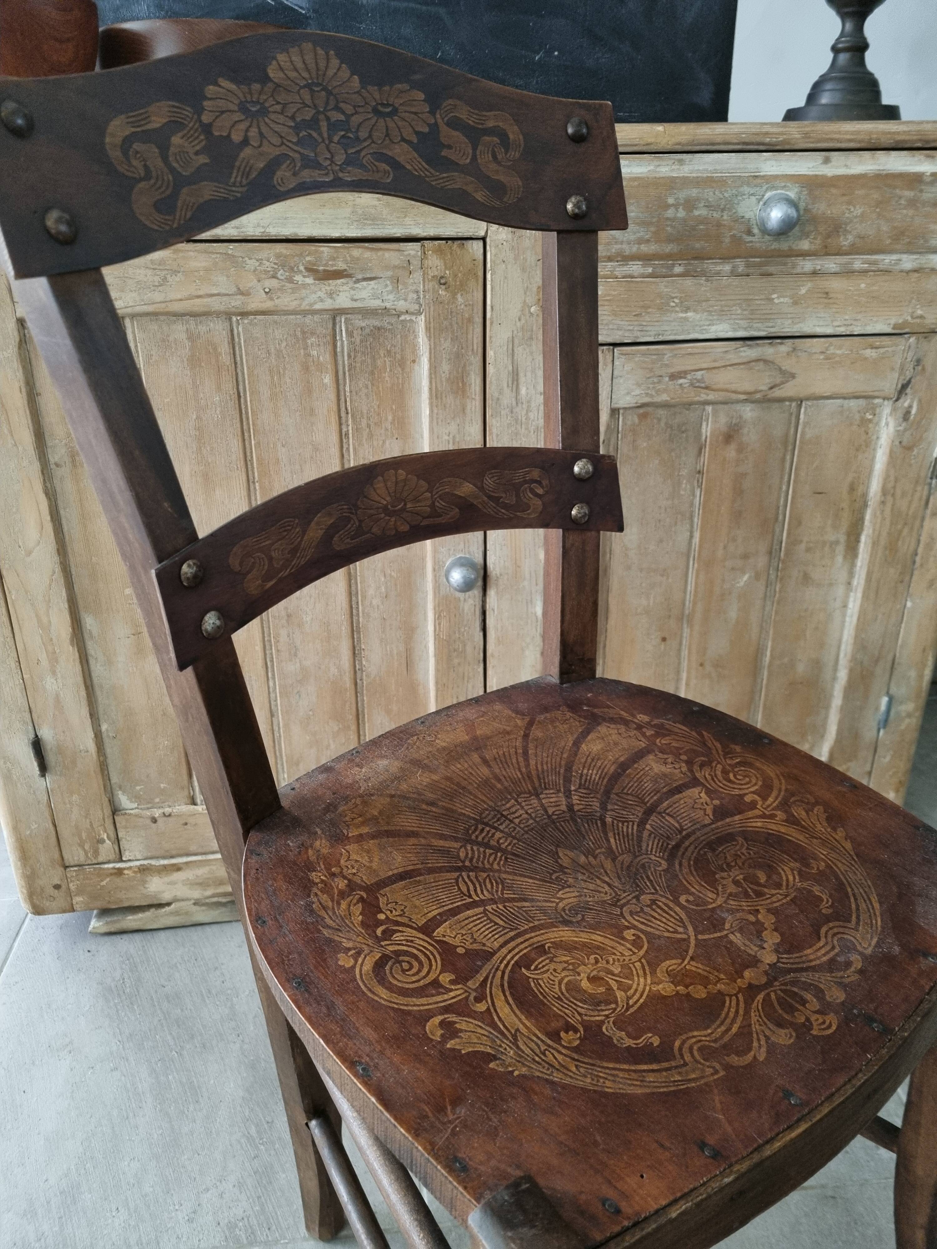 Chaise bistrot gravée