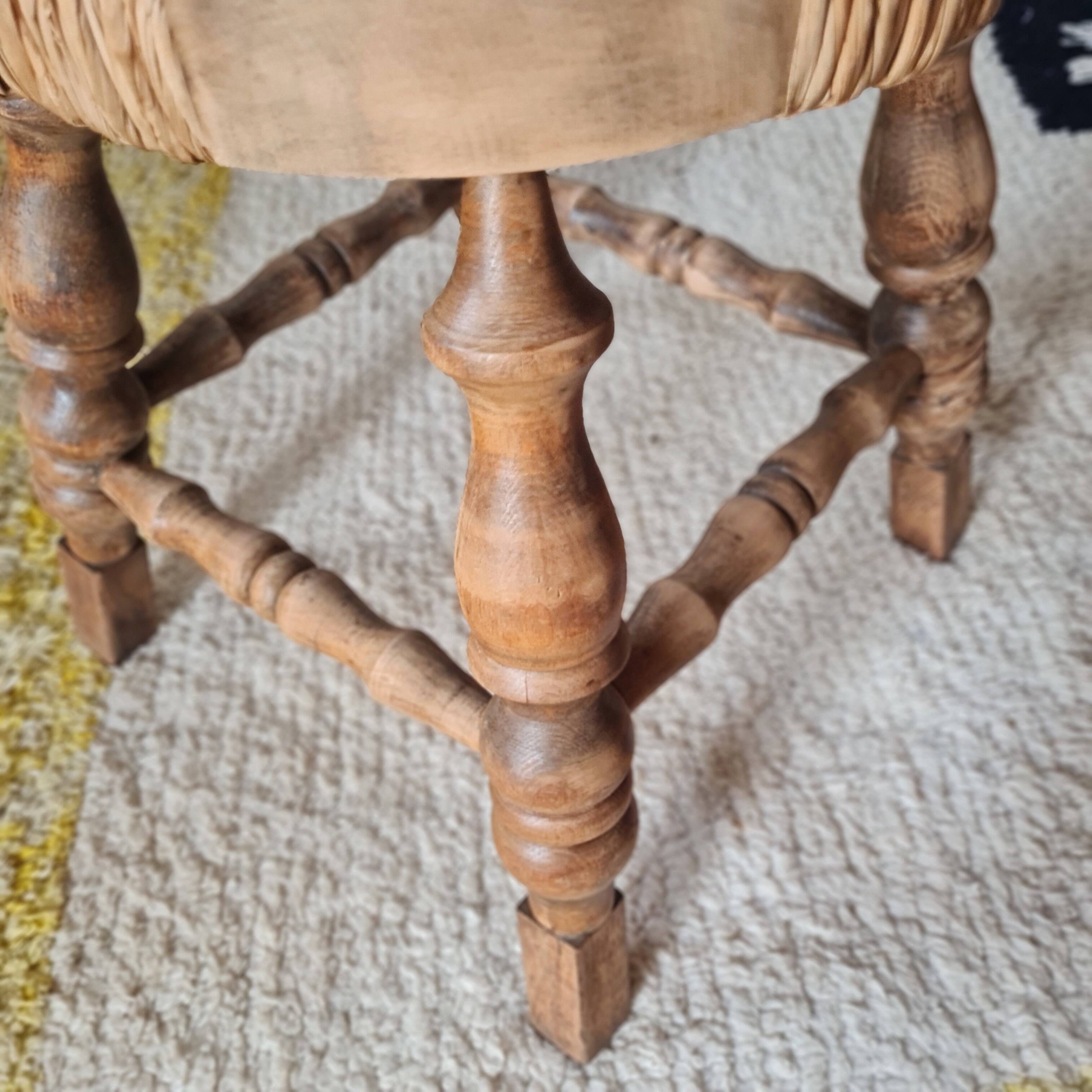 Petit tabouret tripode de style "Bobbin" en bois tourné et paille