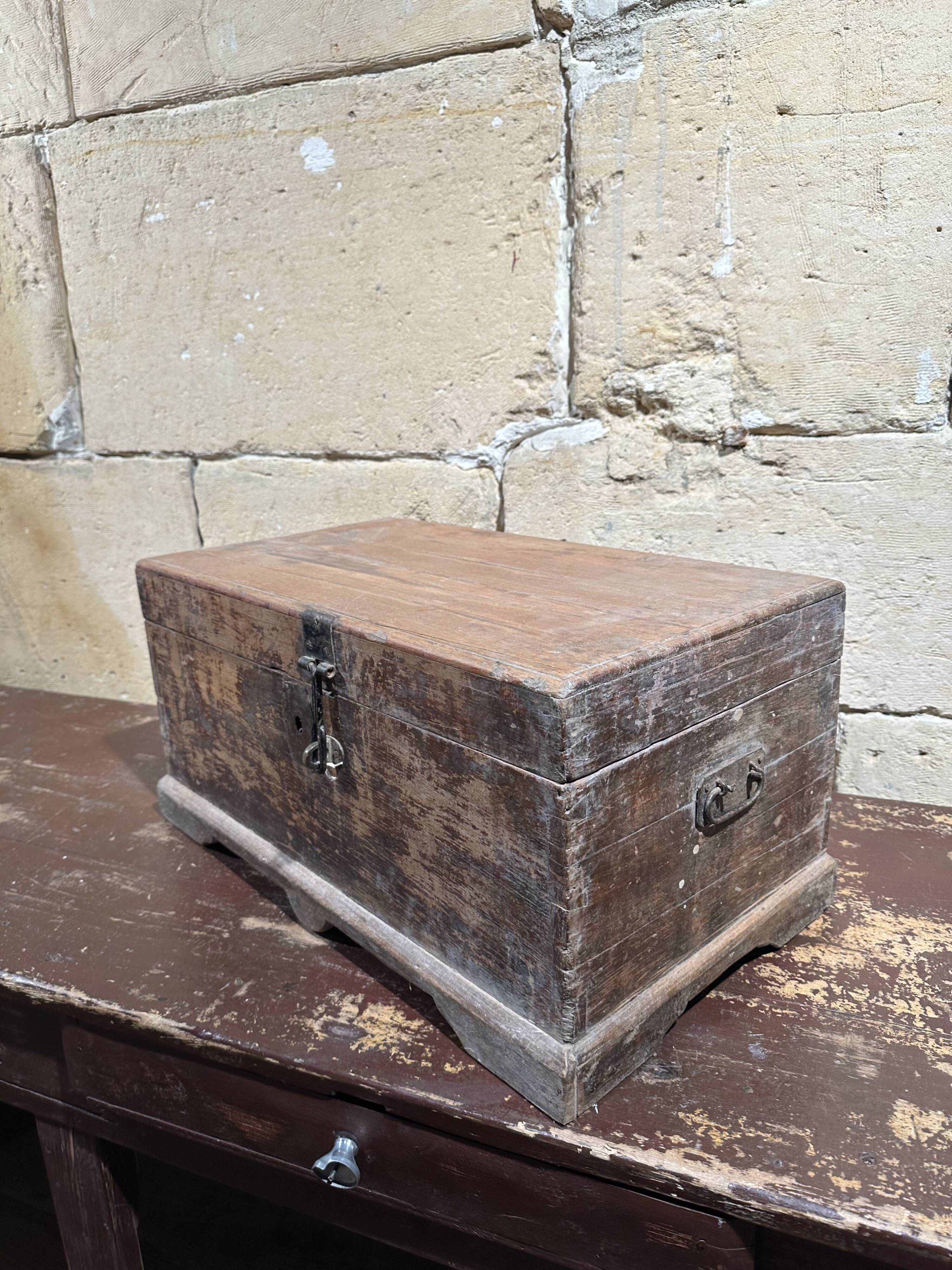 Small Indian chest with two levels and several compartments, unique piece