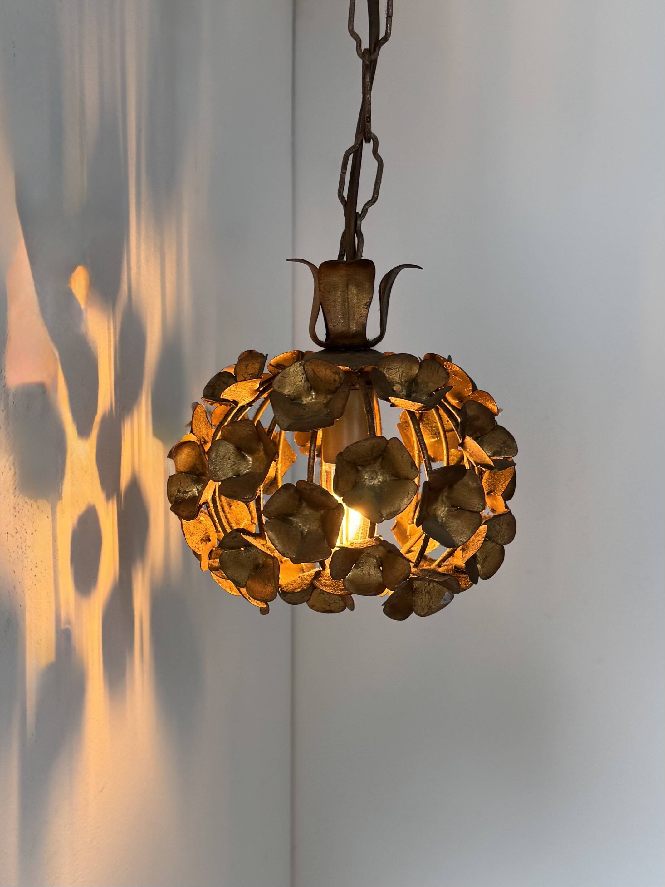 Vintage floral motif pendant, gold metal, France, 1970.