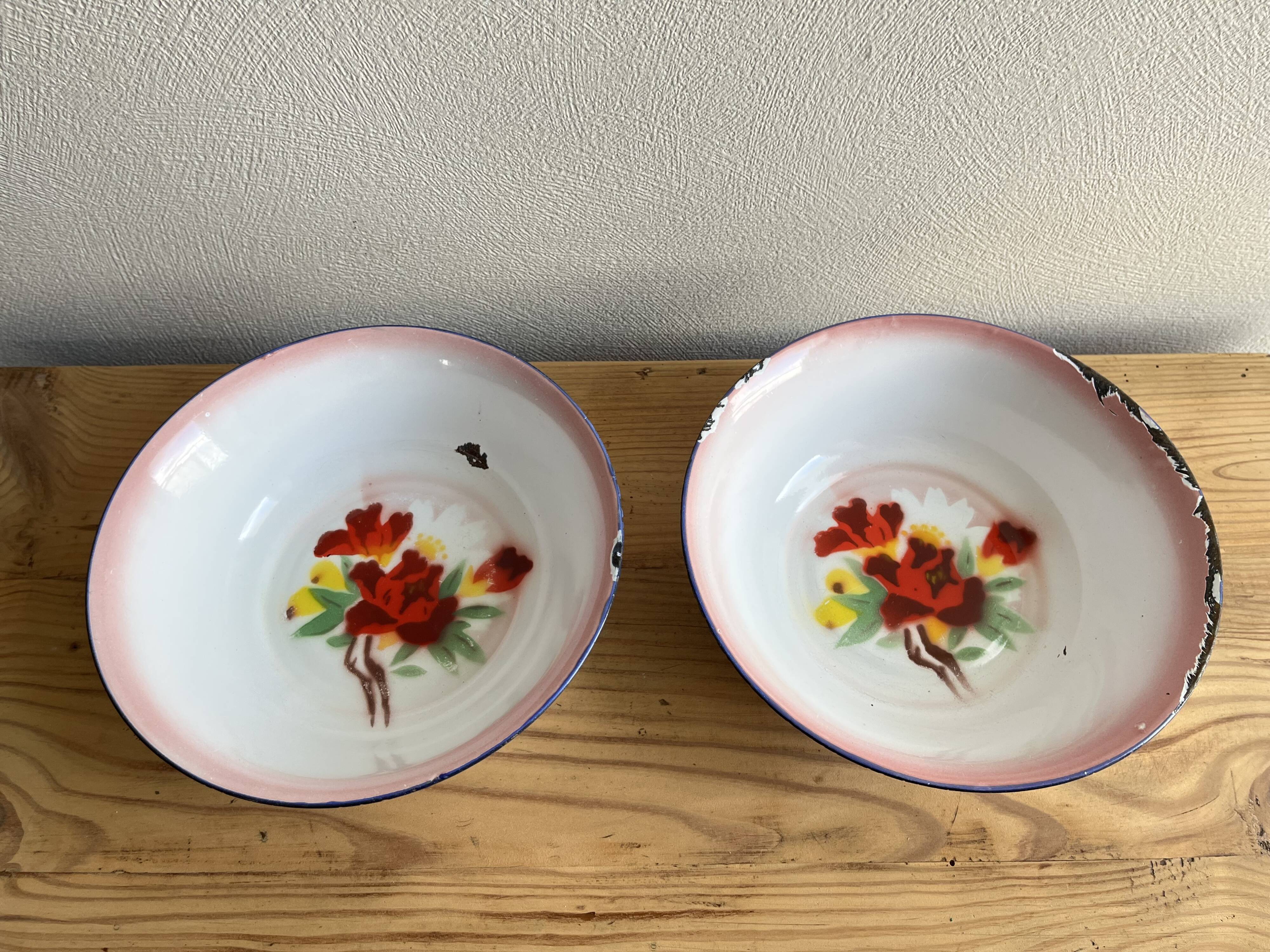Enamelled dishes vintage flowers