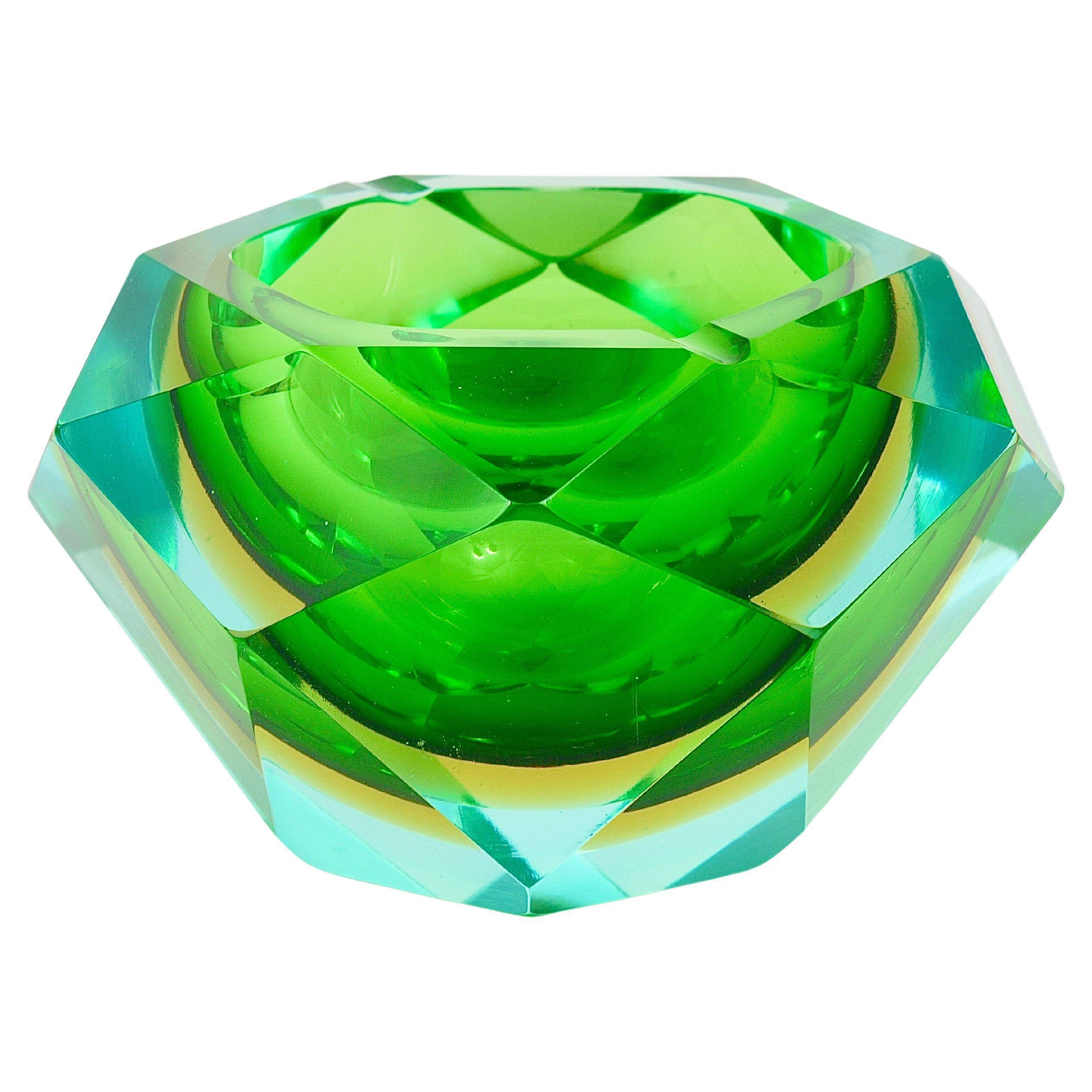 Faceted diamond ashtray in colour from the 1960s by Flavio Poli for Seguso, Murano, Italy.
