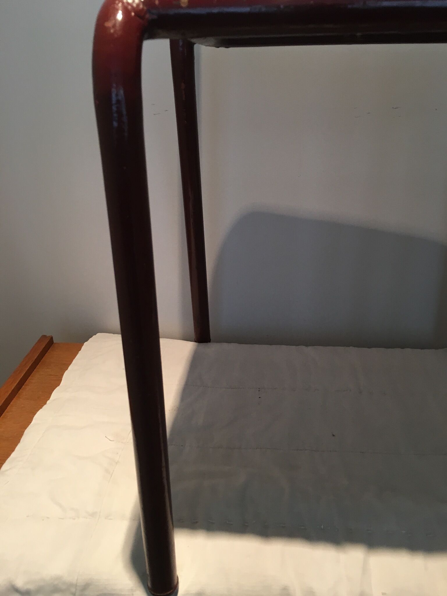 Chaise en bois et métal bordeaux