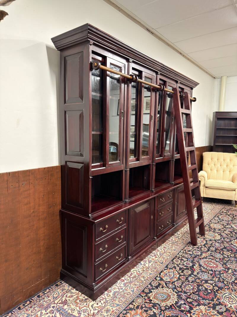 Bibliothèque anglaise avec échelle