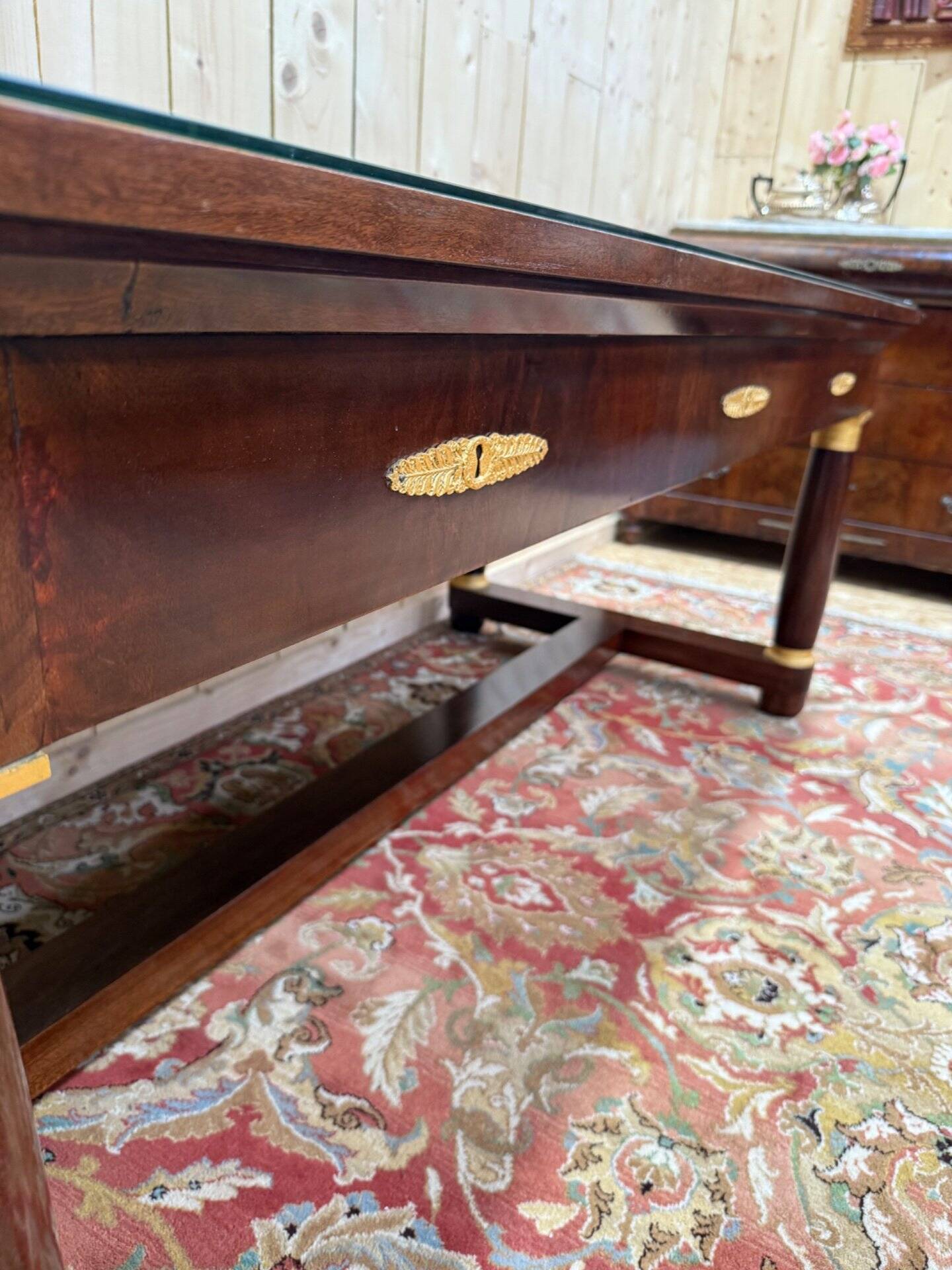 Bureau plat de style Empire en acajou et cuir vert