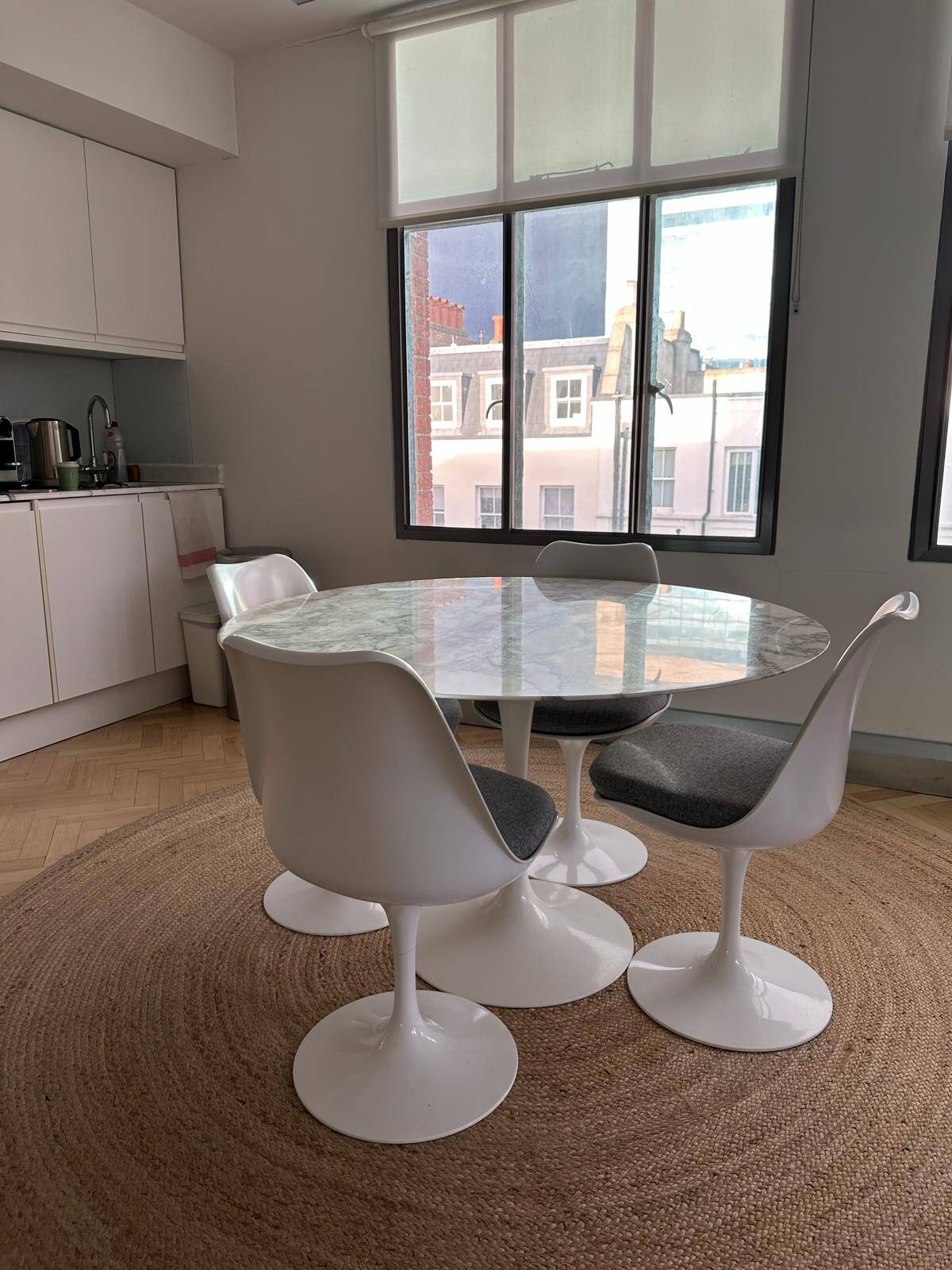 Saarinen marble table Edition Knoll and its 4 tulip chairs (set of 5)
